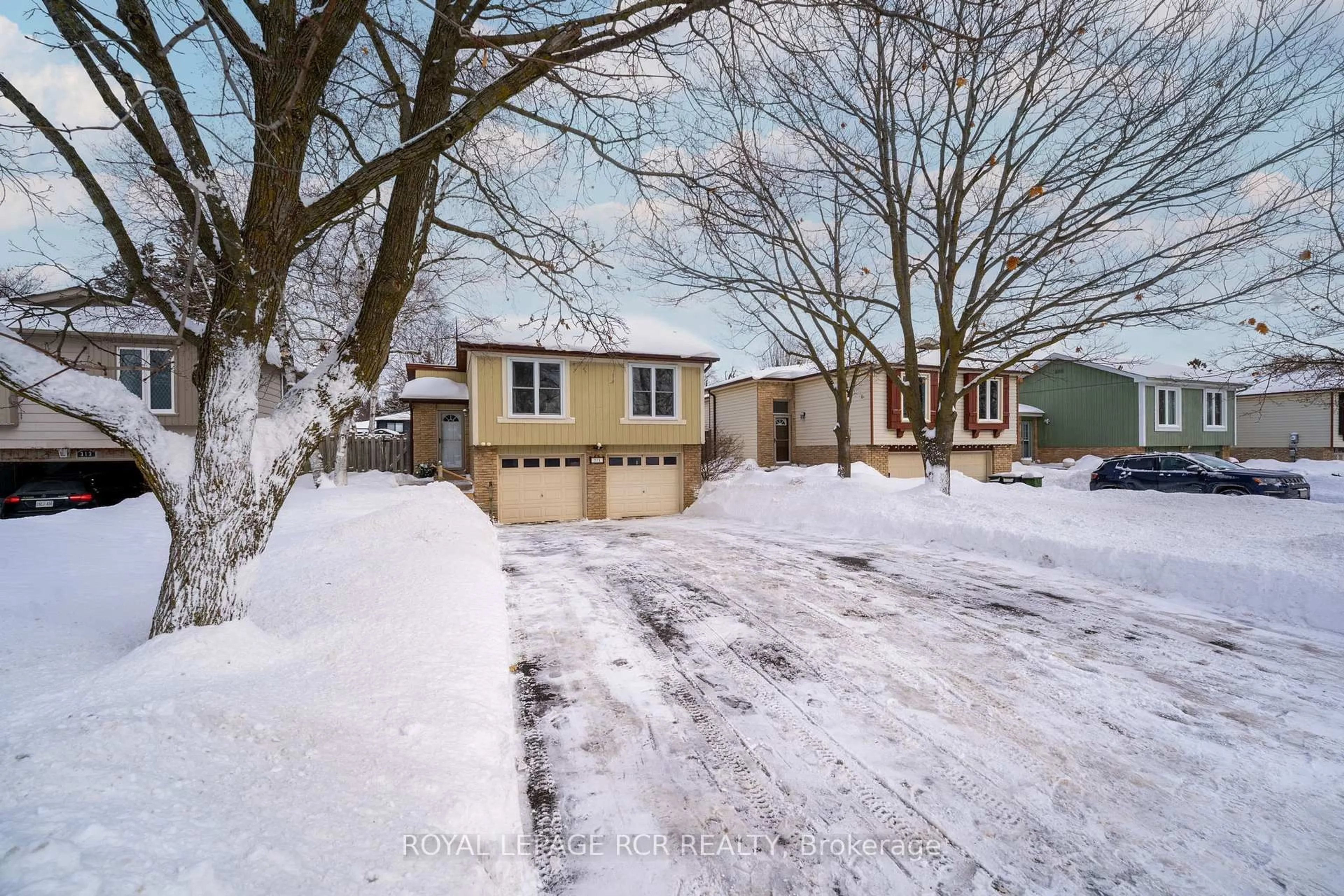 A pic from outside/outdoor area/front of a property/back of a property/a pic from drone, street for 311 Whitehead Cres, Caledon Ontario L7E 3Y6