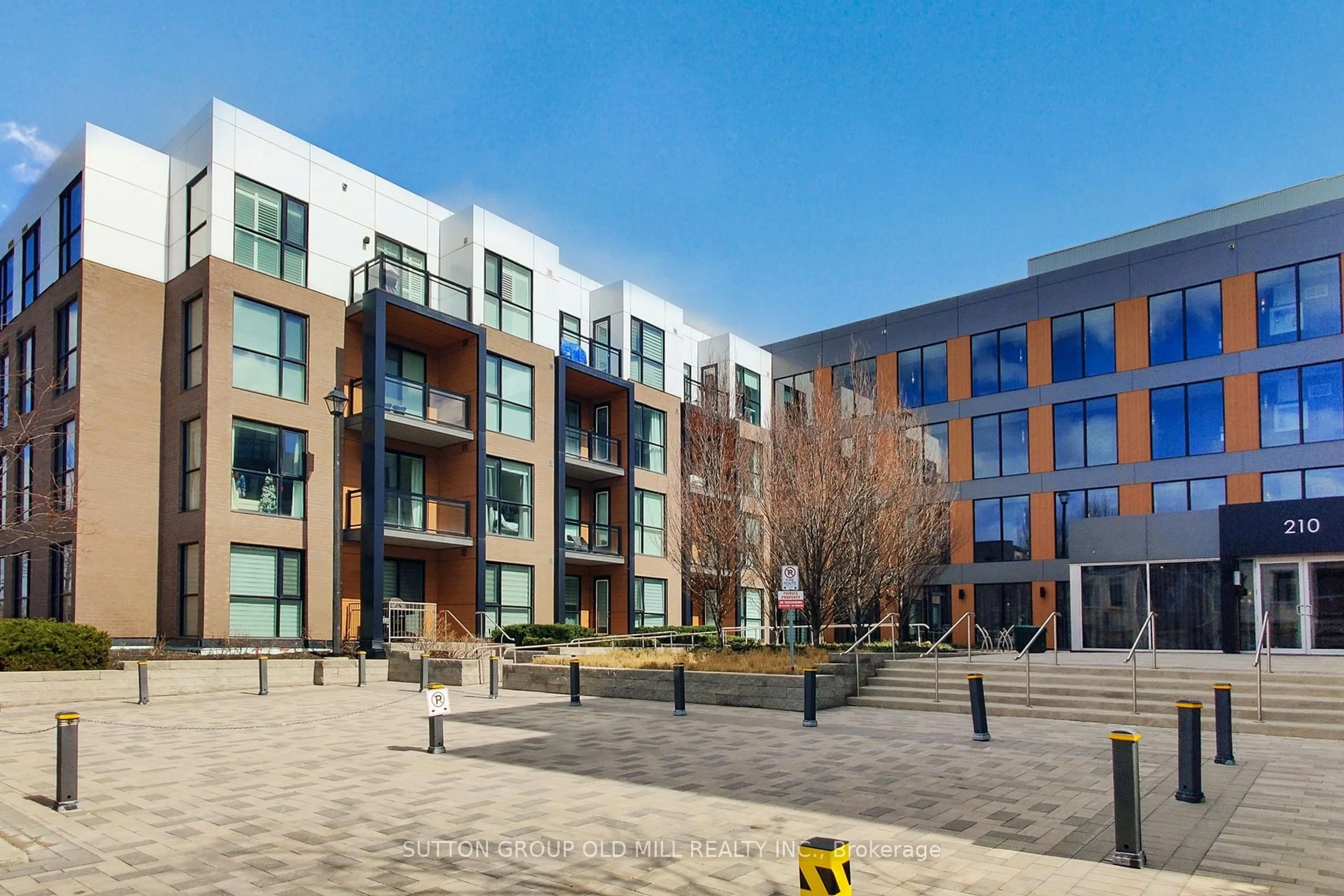 A pic from outside/outdoor area/front of a property/back of a property/a pic from drone, building for 210 Sabina Dr #214, Oakville Ontario L6H 0W6