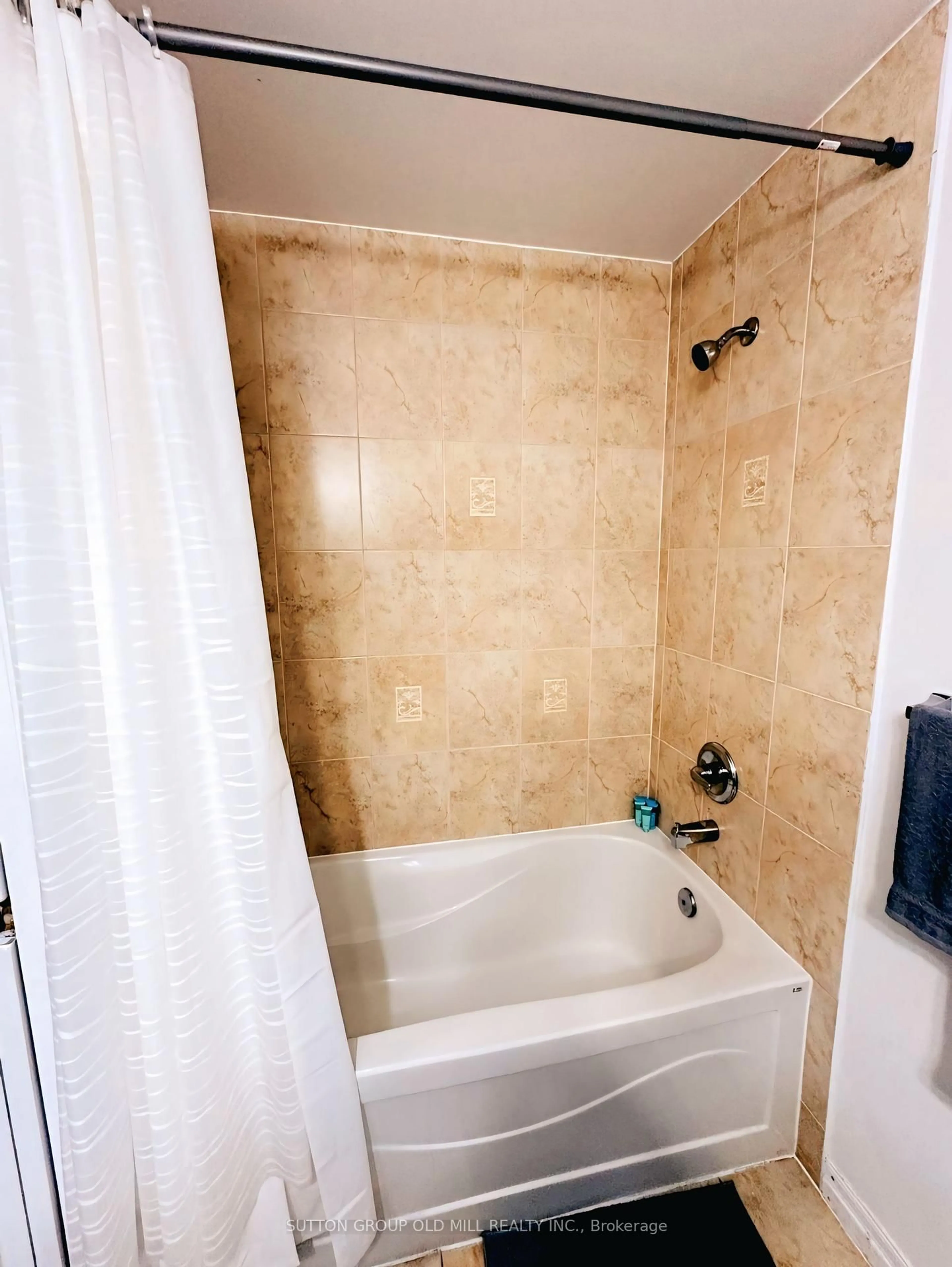 Standard bathroom, ceramic/tile floor for 225 Webb Dr #1508, Mississauga Ontario L5B 4P2