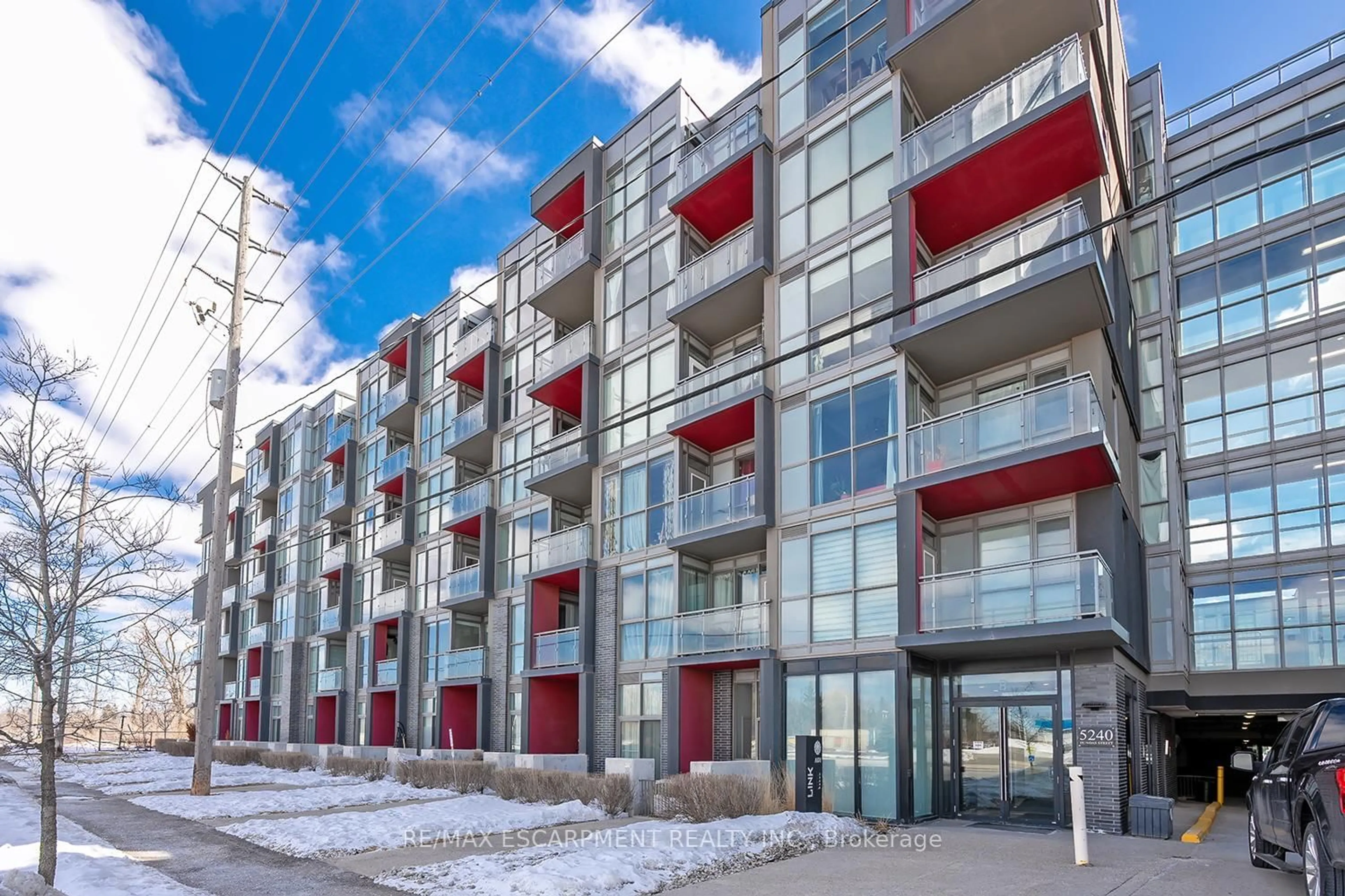 Patio, building for 5240 Dundas St #517, Burlington Ontario L7R 3X4