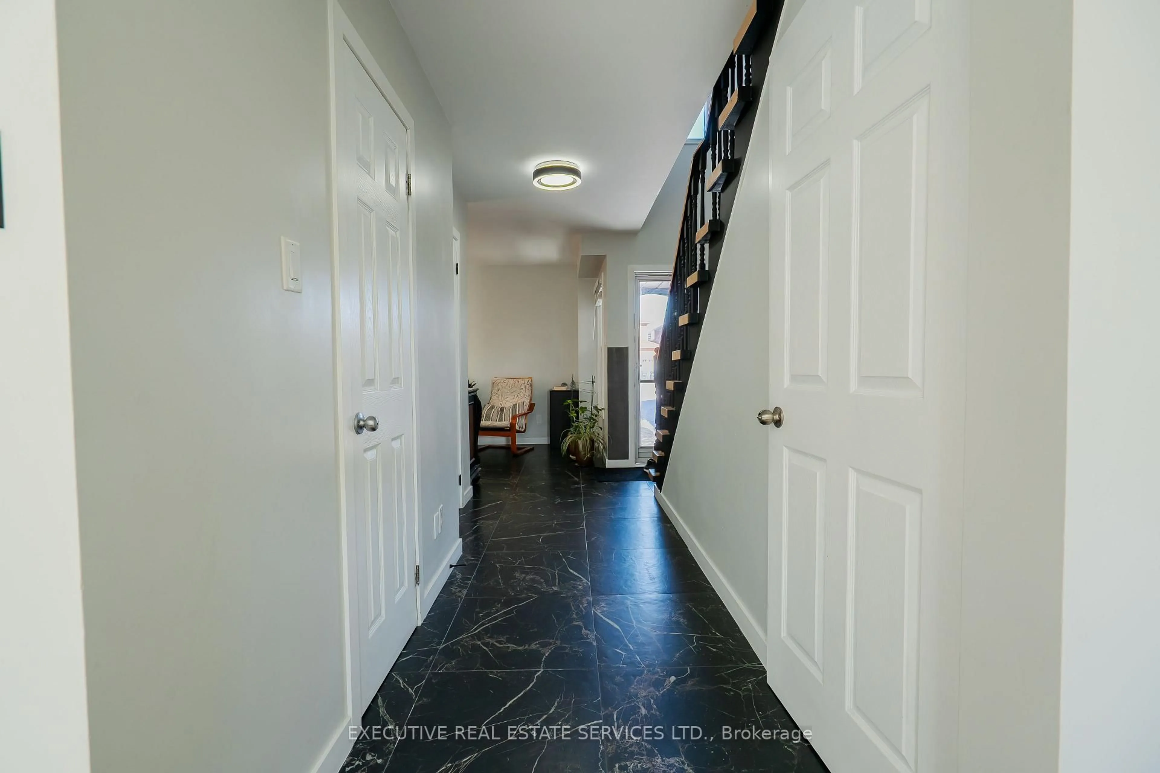 Indoor foyer for 26 Stalbridge Ave, Brampton Ontario L6Y 4H1