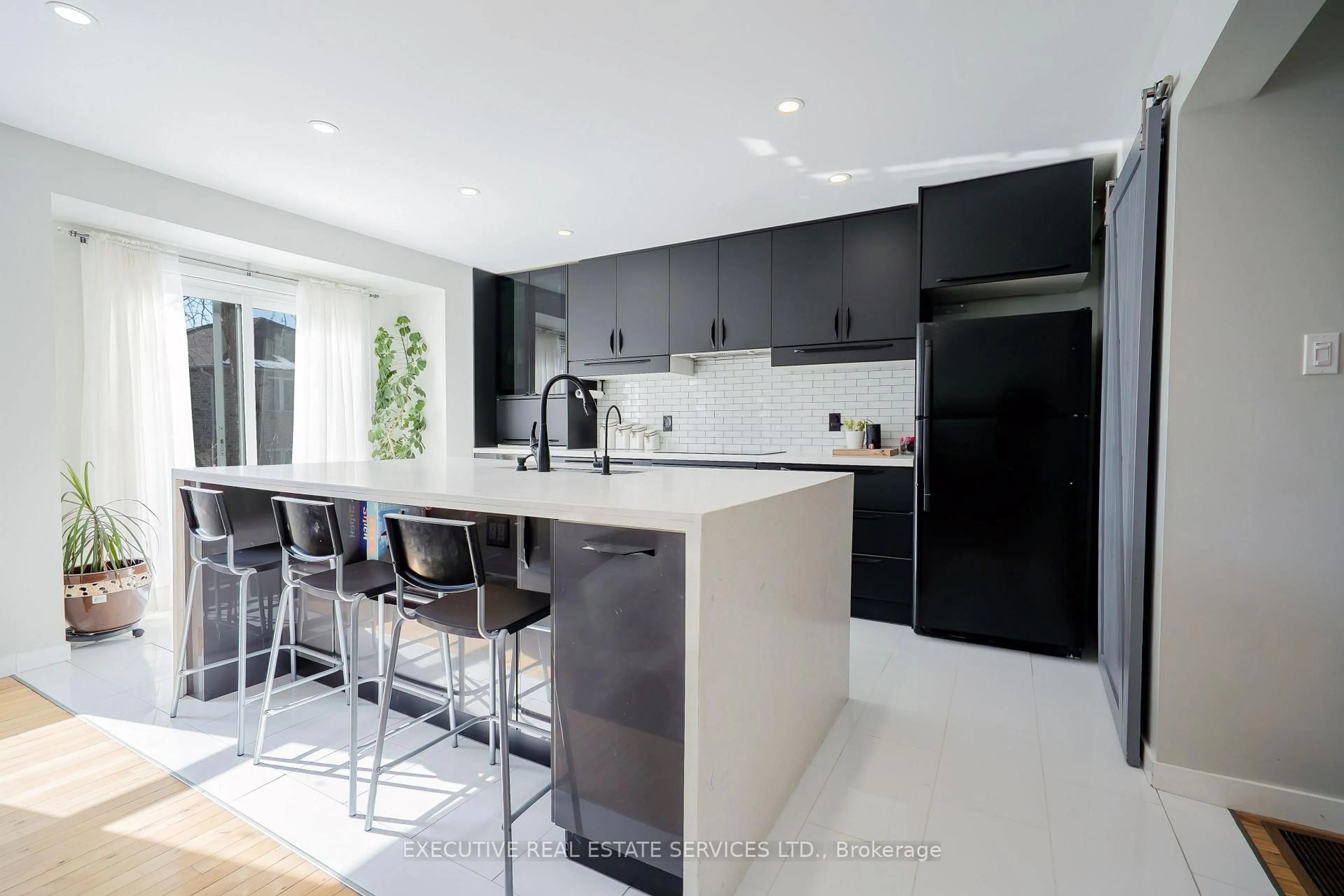 Contemporary kitchen, unknown for 26 Stalbridge Ave, Brampton Ontario L6Y 4H1