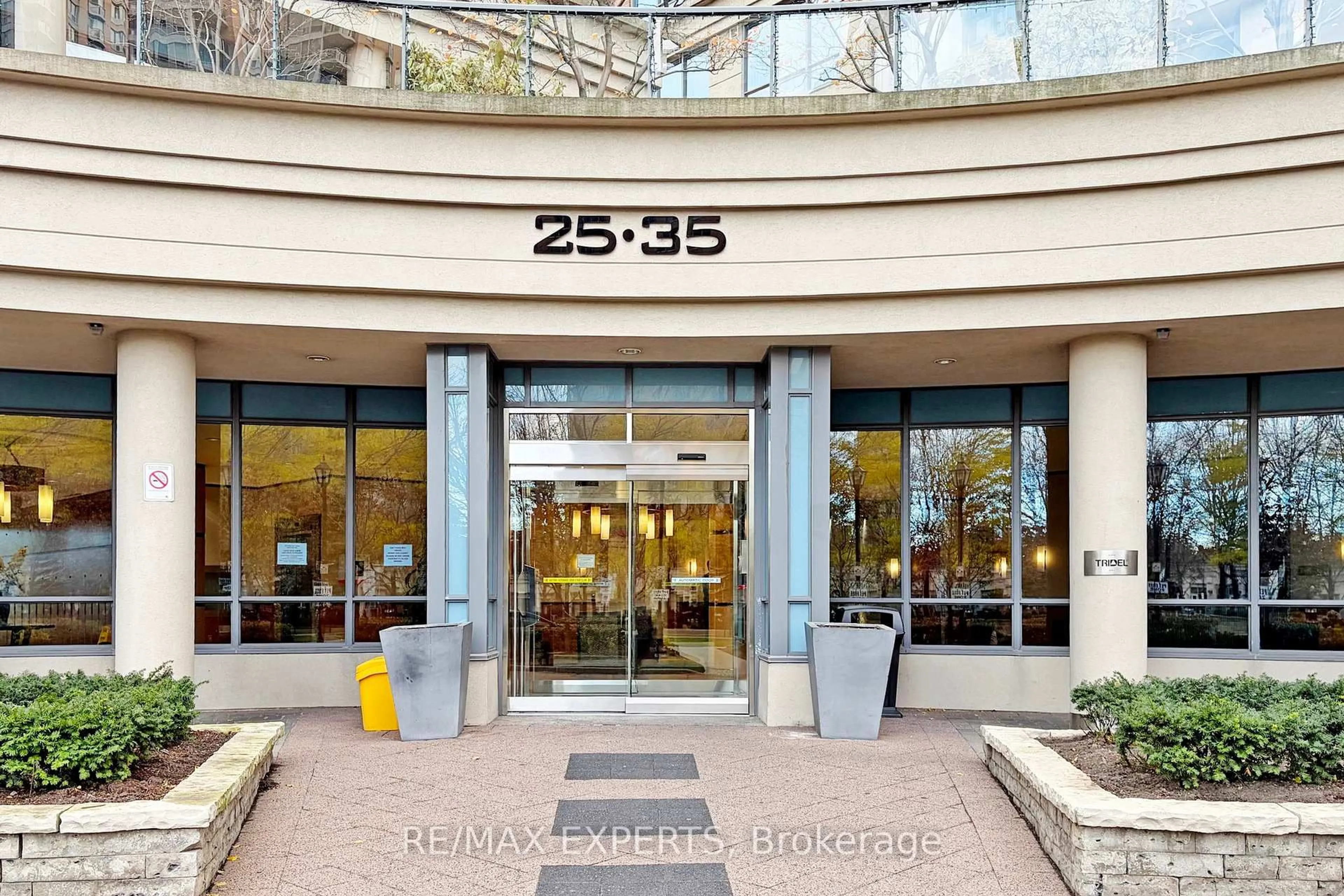 Indoor foyer for 35 Viking Lane #2245, Toronto Ontario M9B 0A2