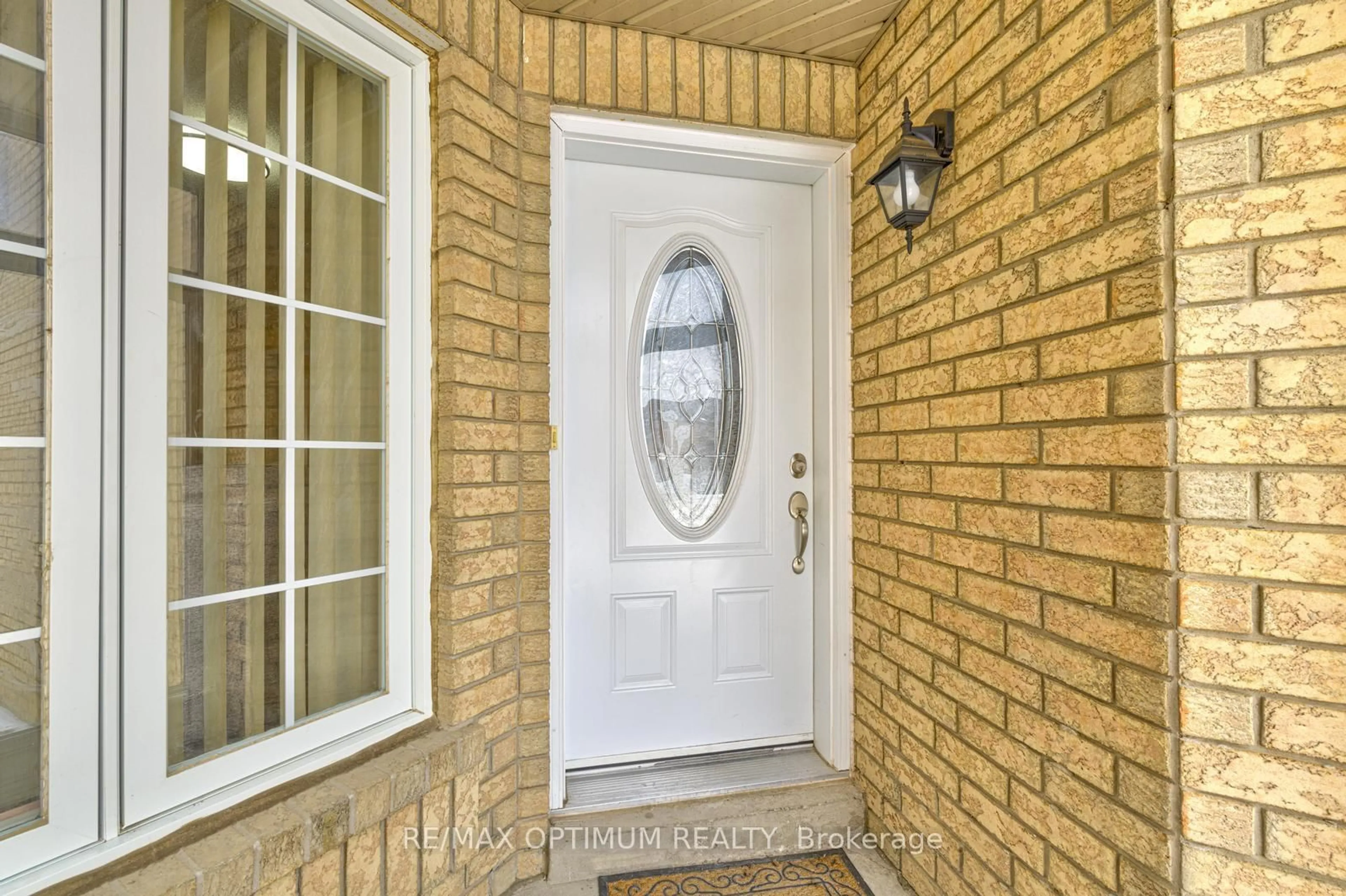 Indoor entryway for 26 Tumbleweed Tr, Brampton Ontario L6Y 5A1