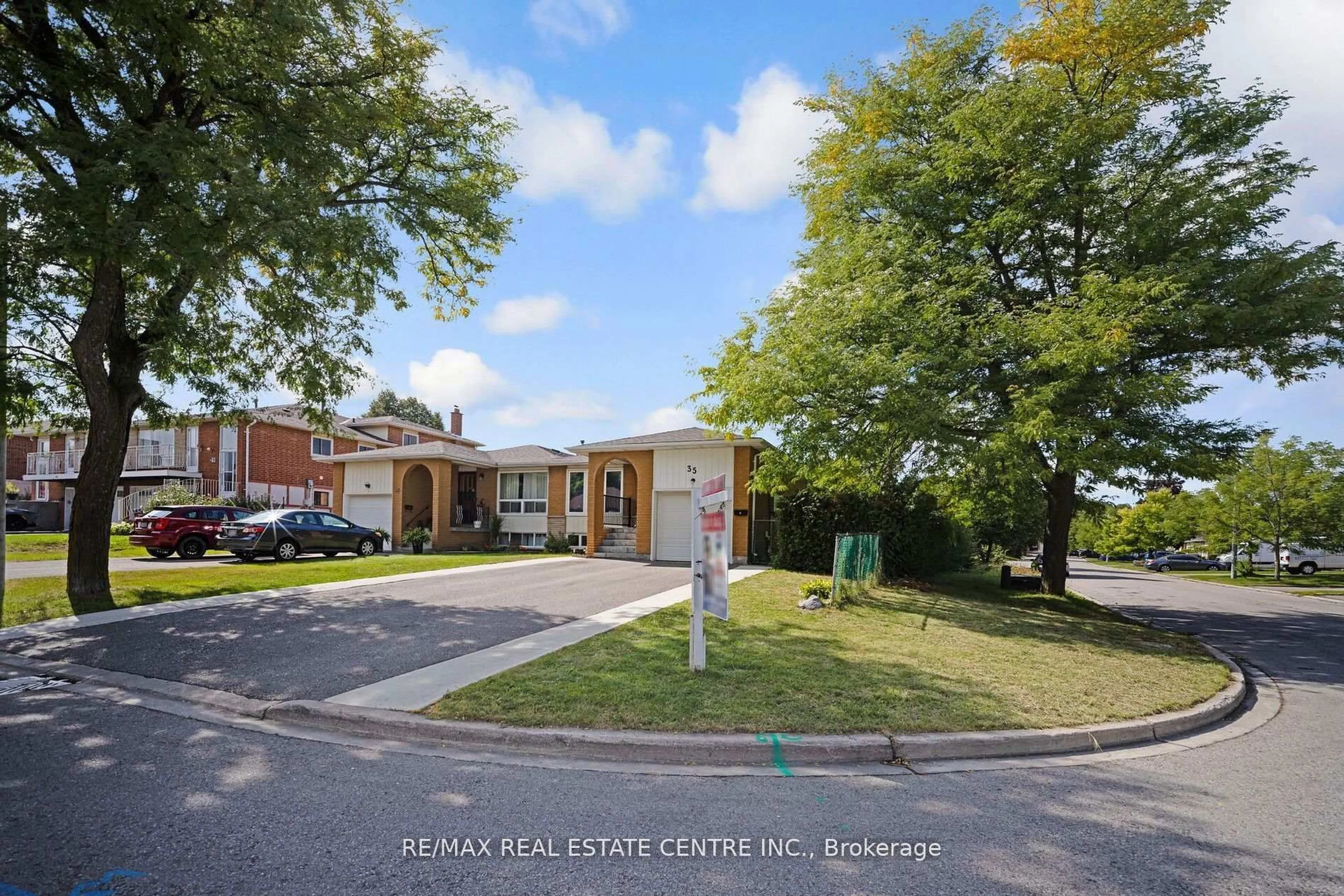 A pic from outside/outdoor area/front of a property/back of a property/a pic from drone, street for 35 Madison St, Brampton Ontario L6S 3C4