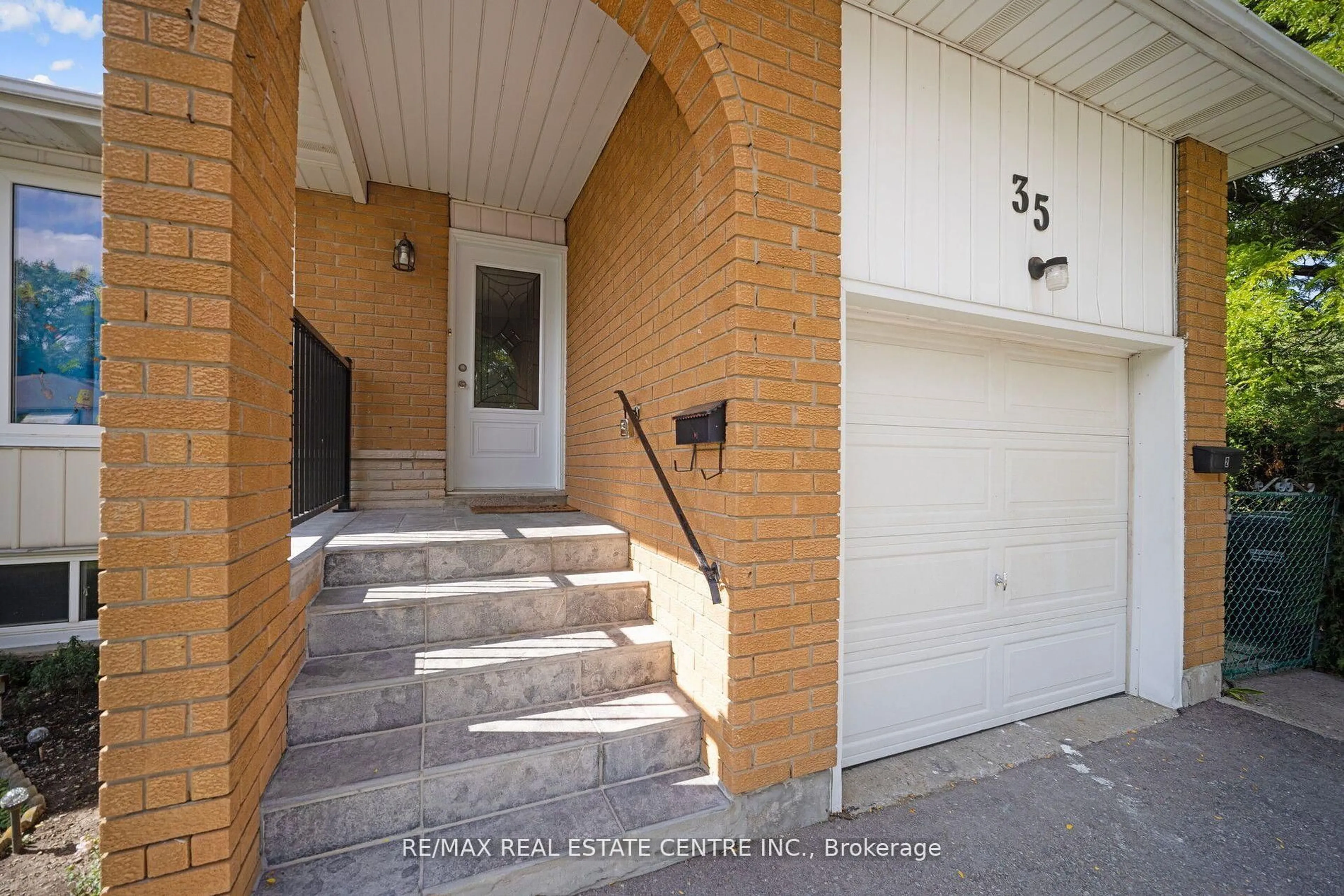 Indoor entryway for 35 Madison St, Brampton Ontario L6S 3C4
