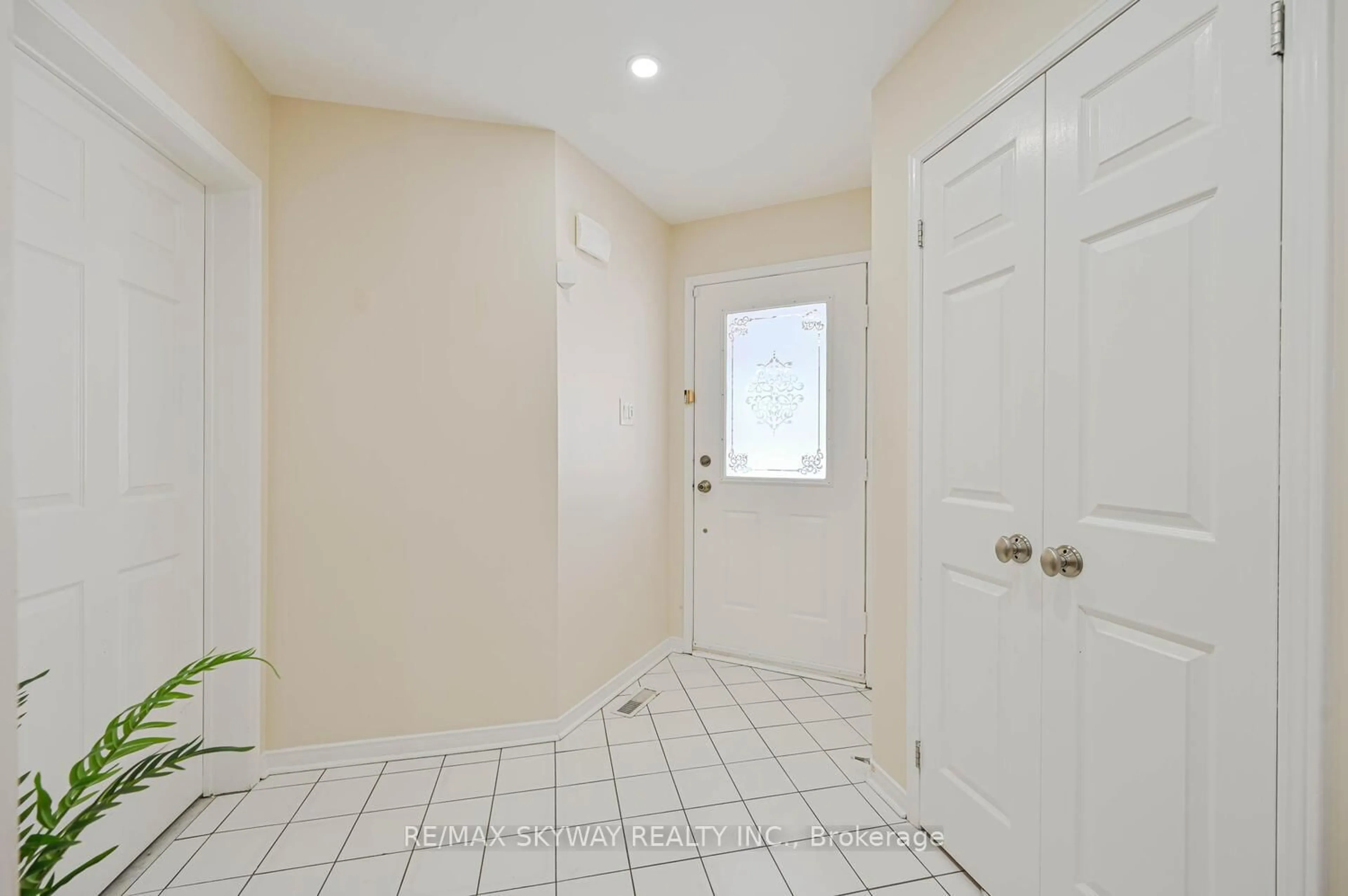Indoor entryway for 117 Richvale Dr, Brampton Ontario L6Z 4G4