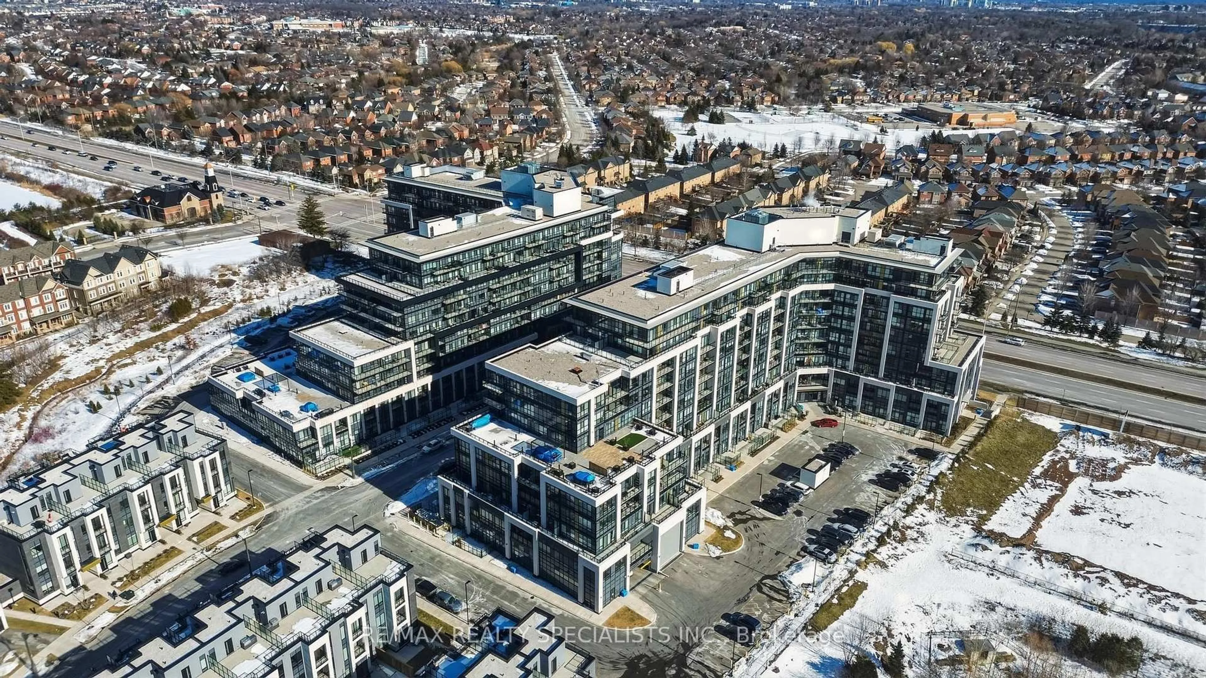 A pic from outside/outdoor area/front of a property/back of a property/a pic from drone, unknown for 405 Dundas St #314, Oakville Ontario L6M 5P9