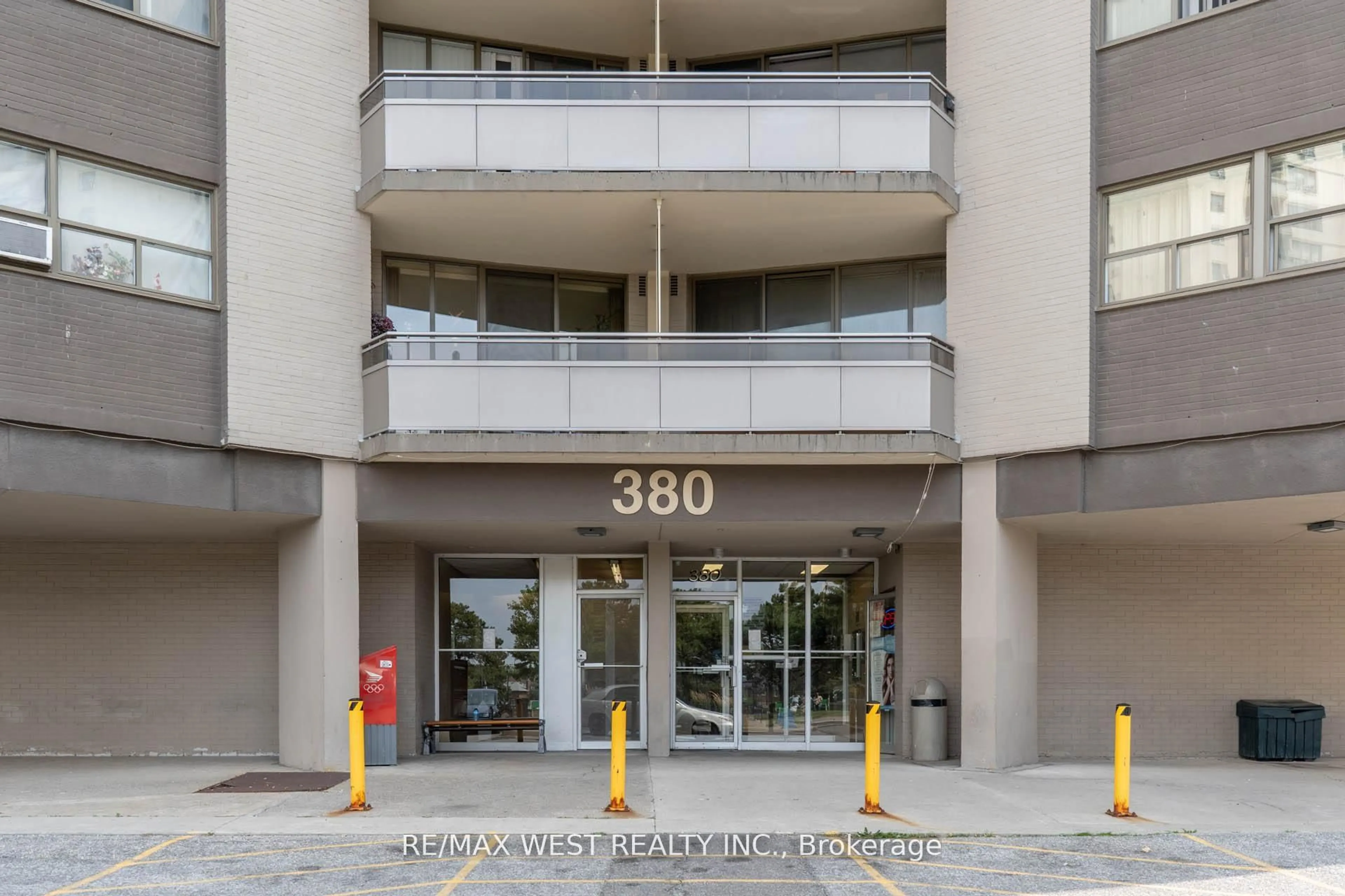 Indoor foyer for 380 Dixon Rd #605, Toronto Ontario M9R 1T3