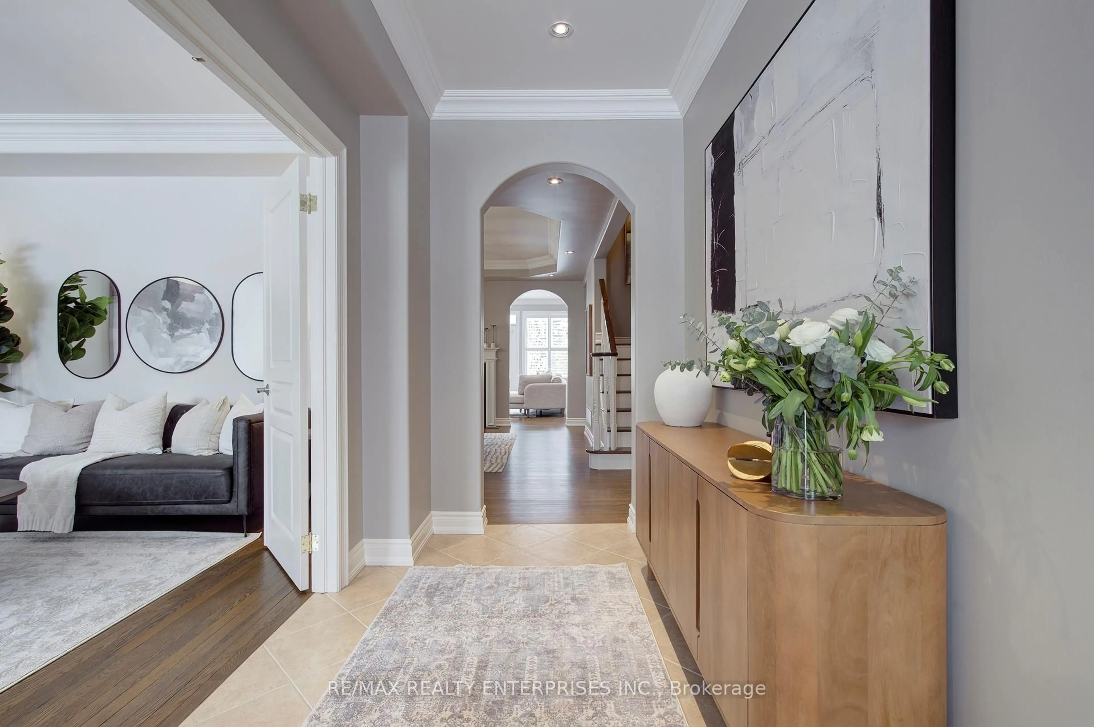 Indoor entryway for 763 Merlot Crt, Mississauga Ontario L5H 4M4