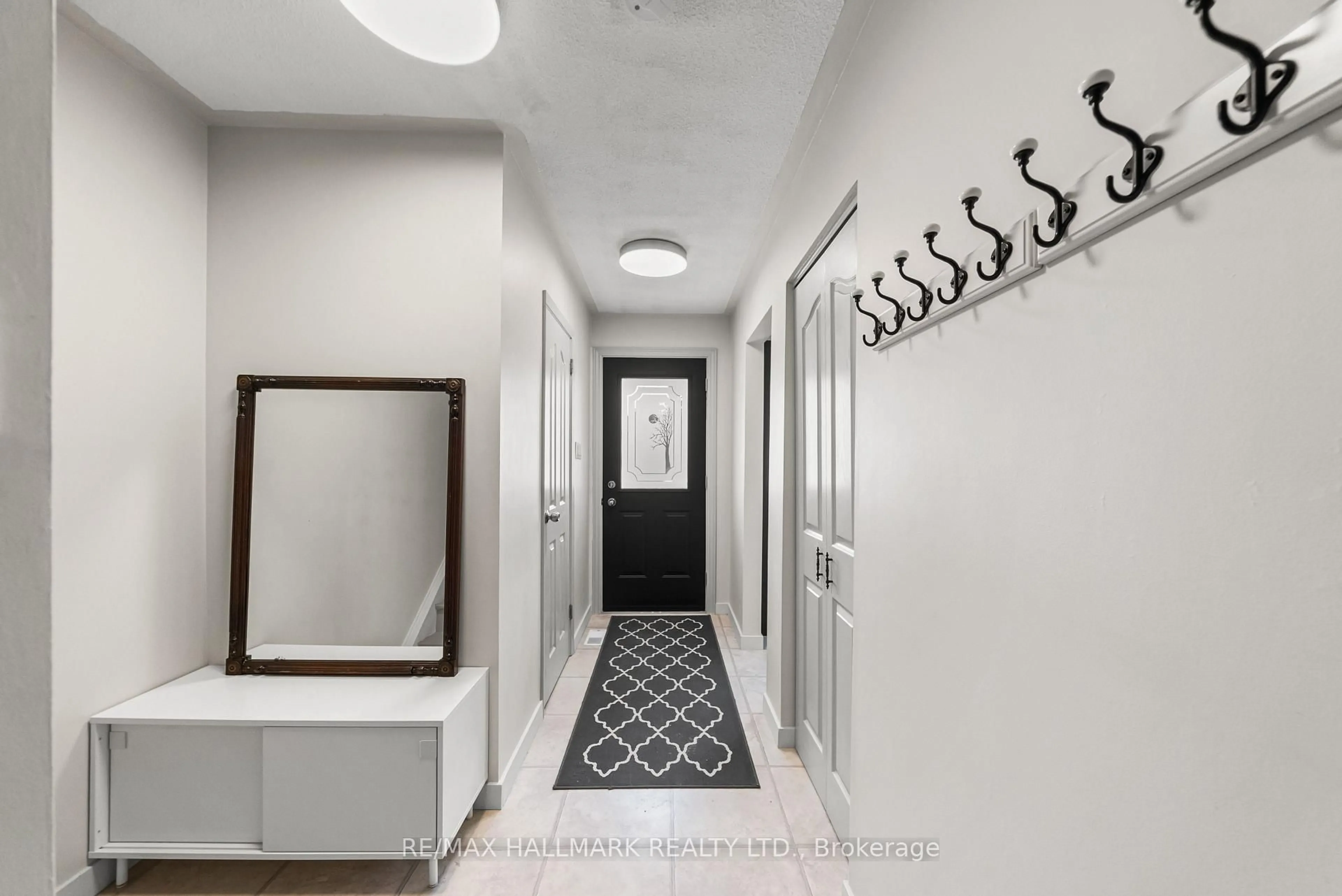 Indoor entryway for 619 Timber Lane, Burlington Ontario L7L 4B1