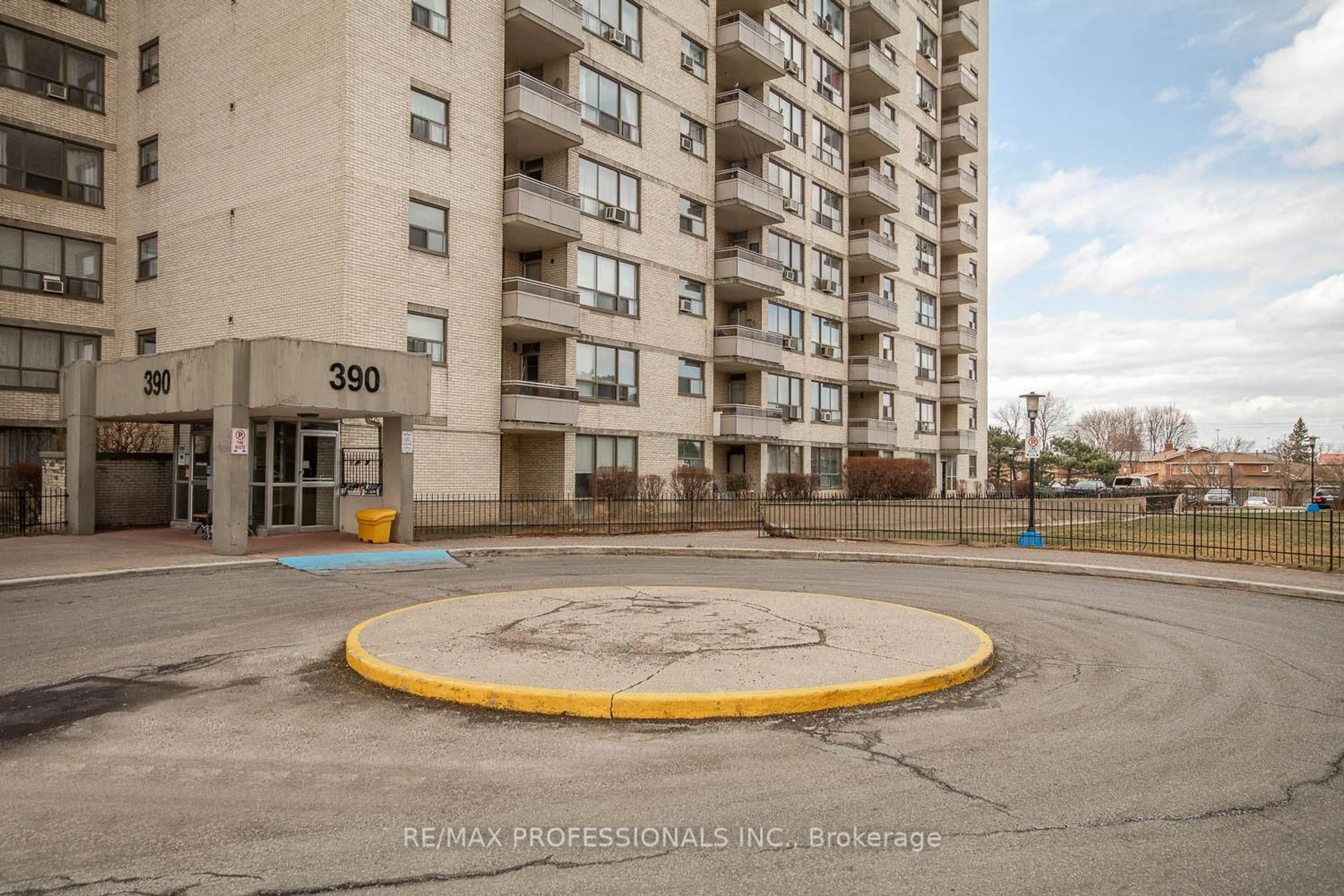 Patio, street for 390 Dixon Rd #1405, Toronto Ontario M9R 1T4