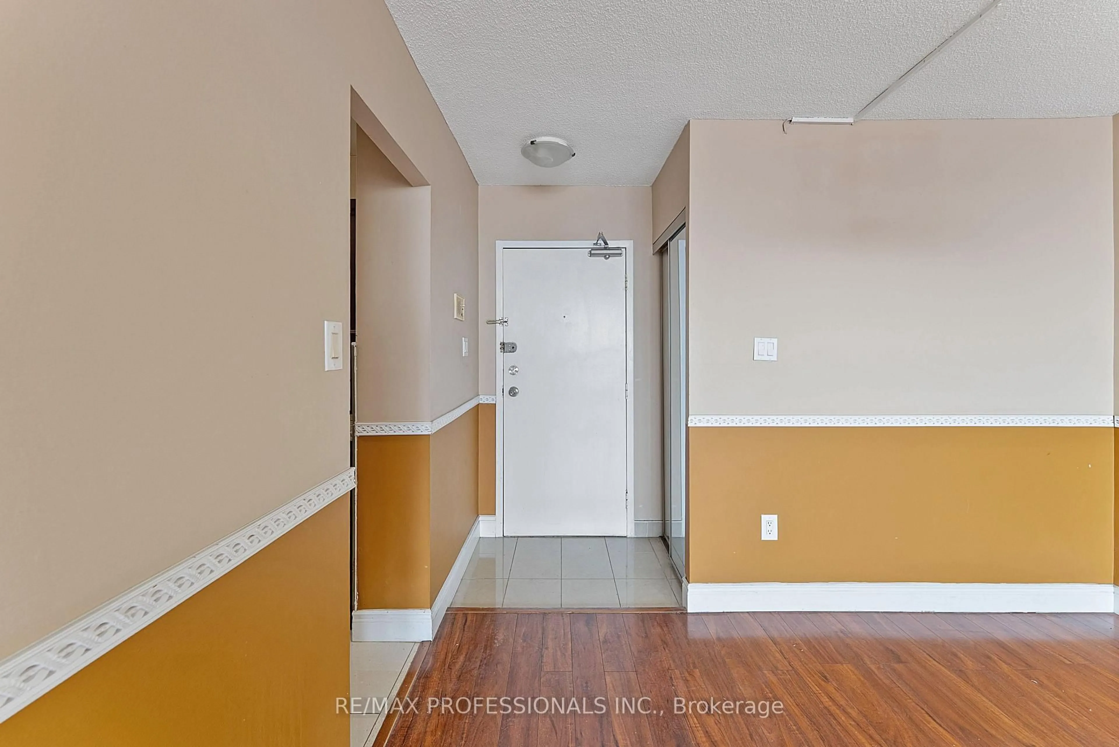 Indoor entryway for 390 Dixon Rd #1405, Toronto Ontario M9R 1T4