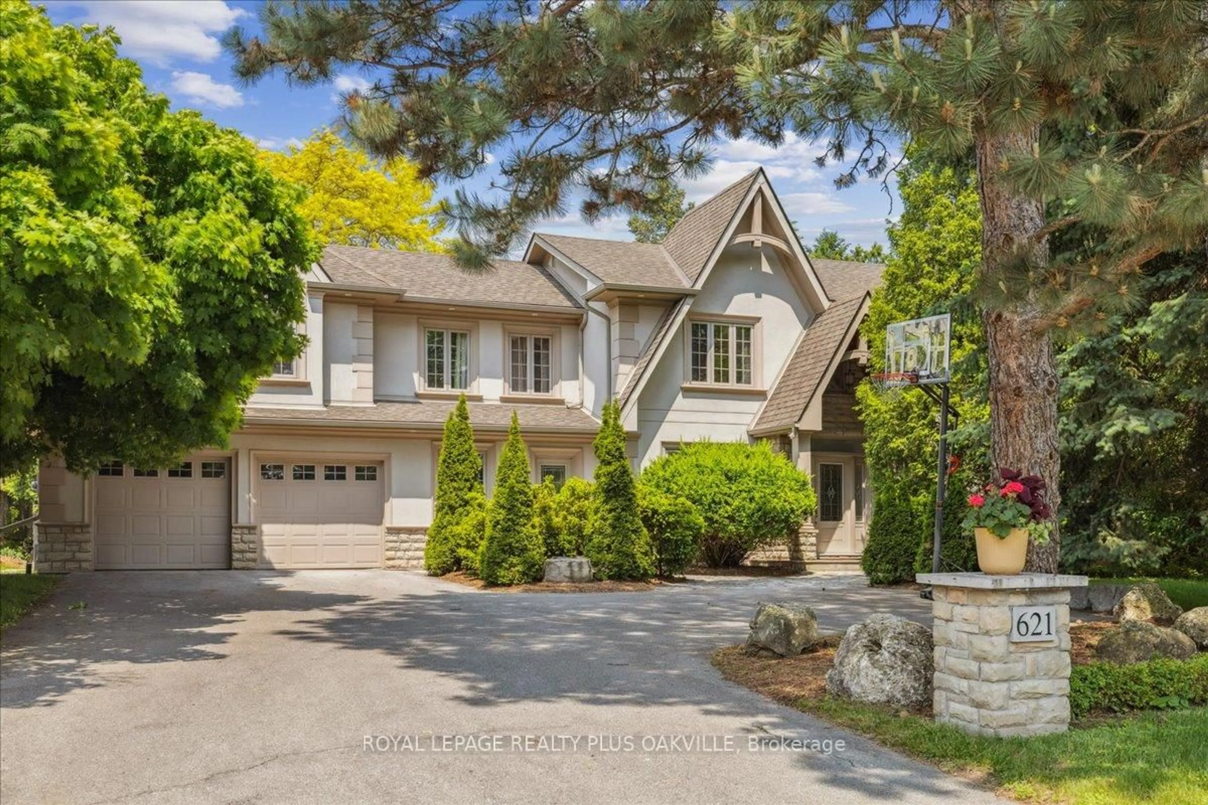 Home with brick exterior material, street for 621 North Shore Blvd, Burlington Ontario L7T 1X4