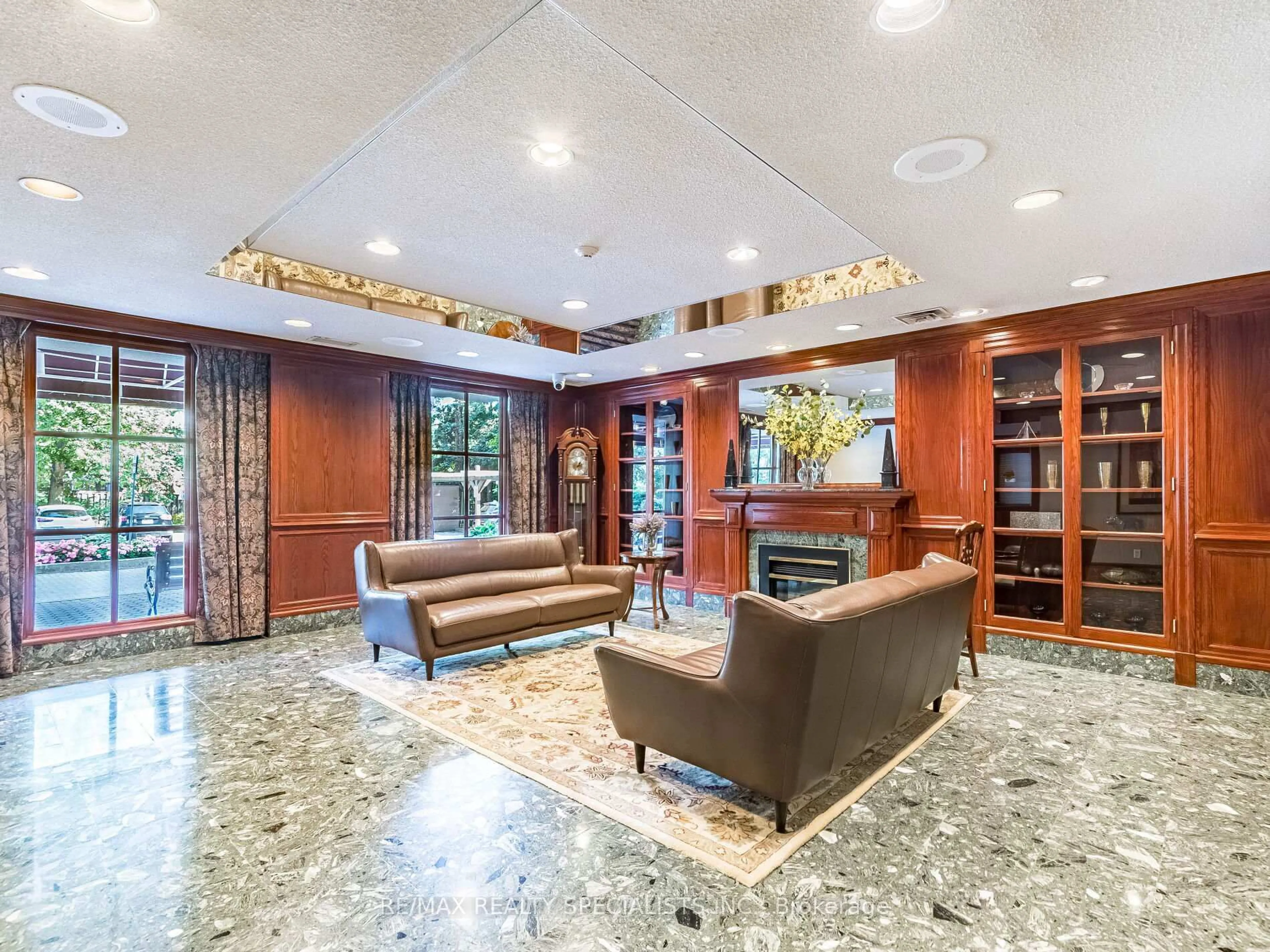 Lobby for 880 Dundas St #1002, Mississauga Ontario L5C 4H3