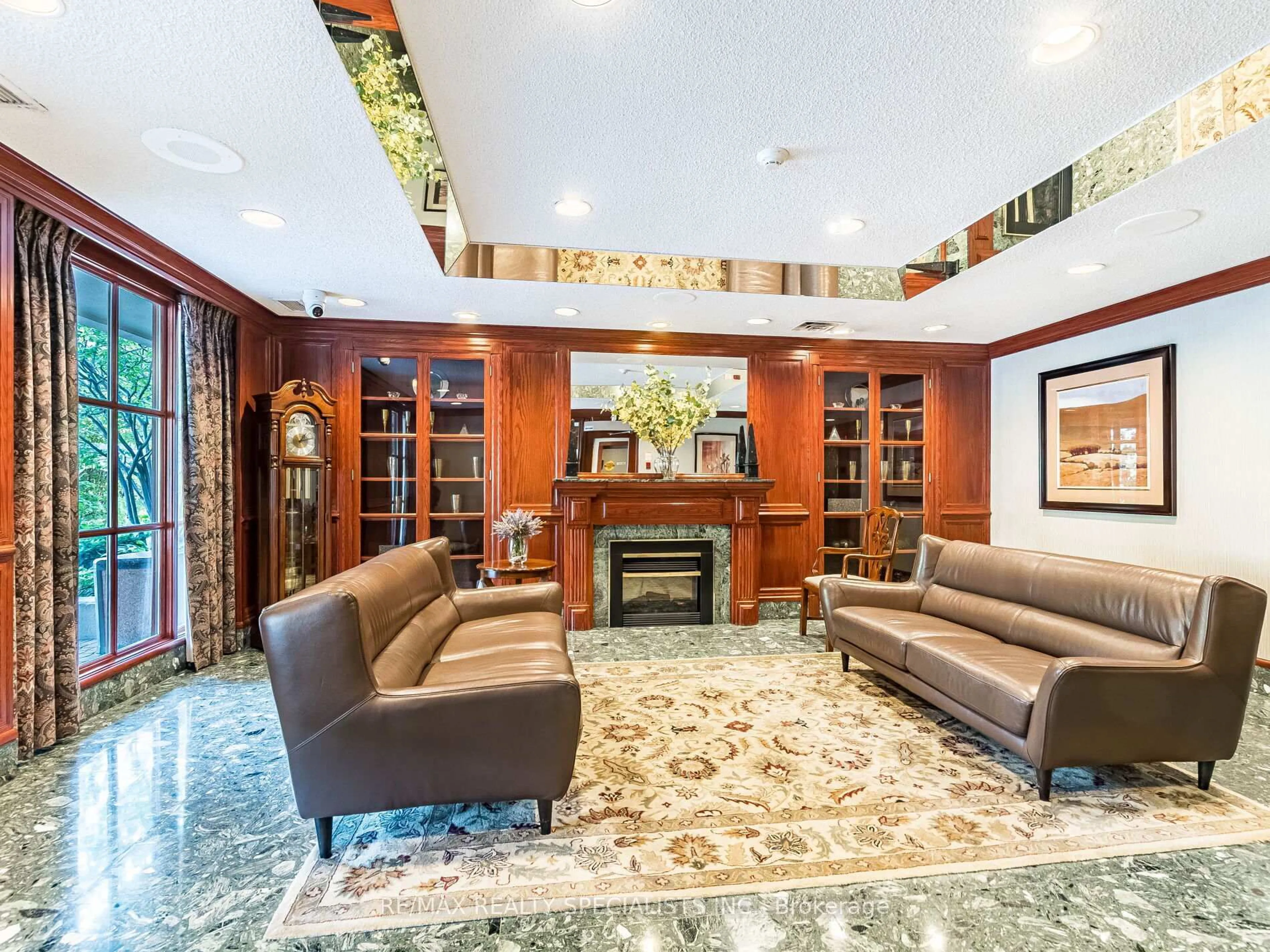 Lobby for 880 Dundas St #1002, Mississauga Ontario L5C 4H3