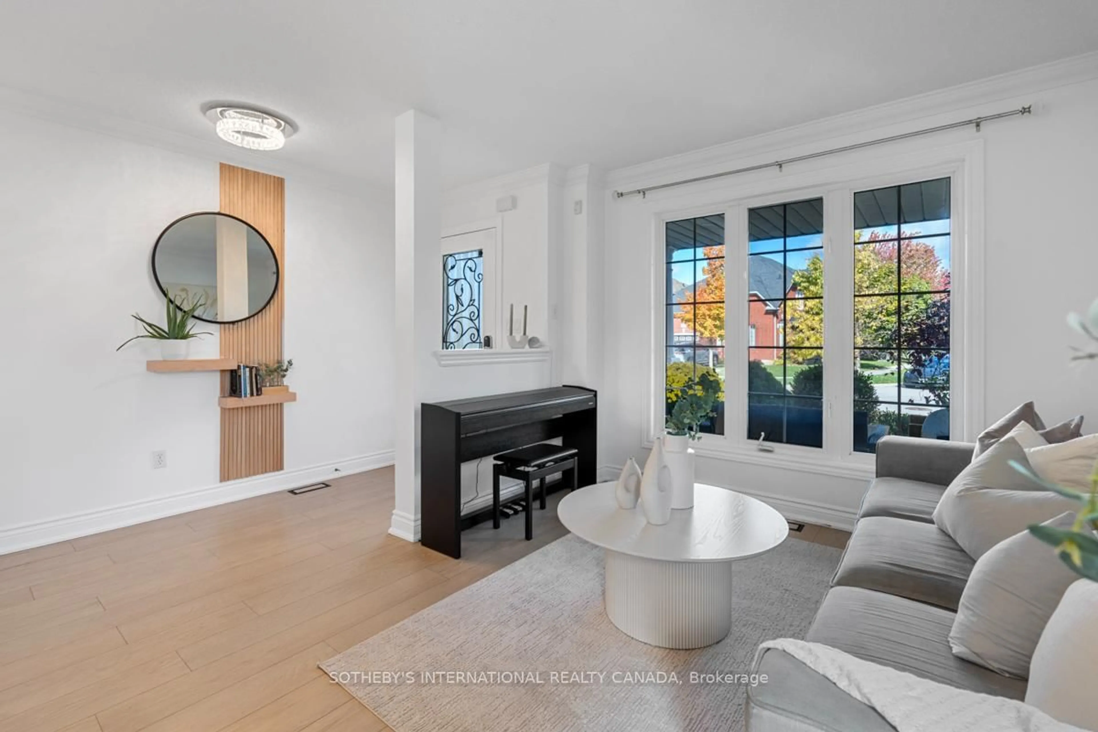 Living room with furniture, unknown for 2182 Meadowglen Dr, Oakville Ontario L6M 4C9