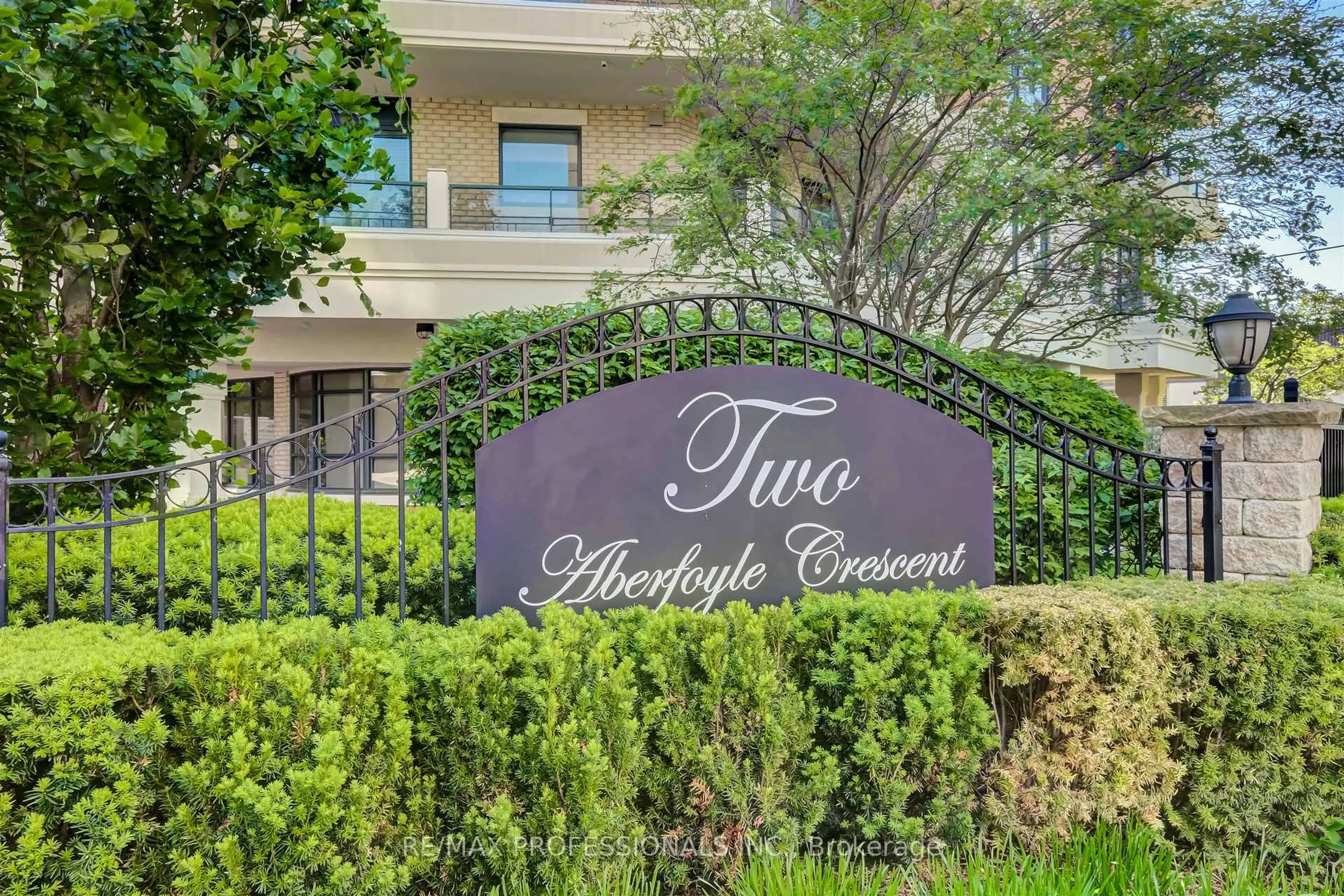 Indoor foyer for 2 Aberfoyle Cres #1006, Toronto Ontario M8X 2Z8