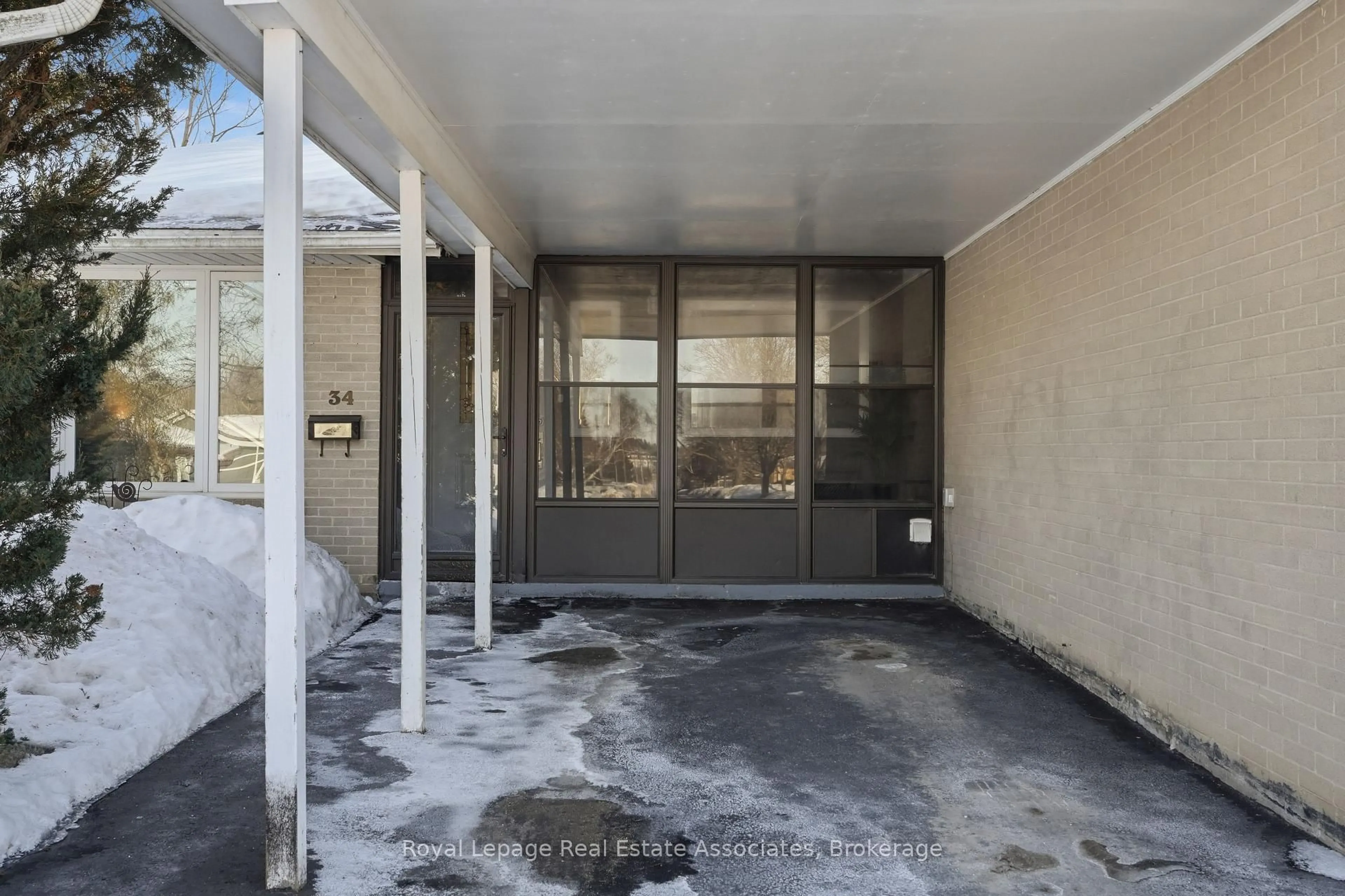 Indoor foyer for 34 Ontario St, Orangeville Ontario L9W 2V1