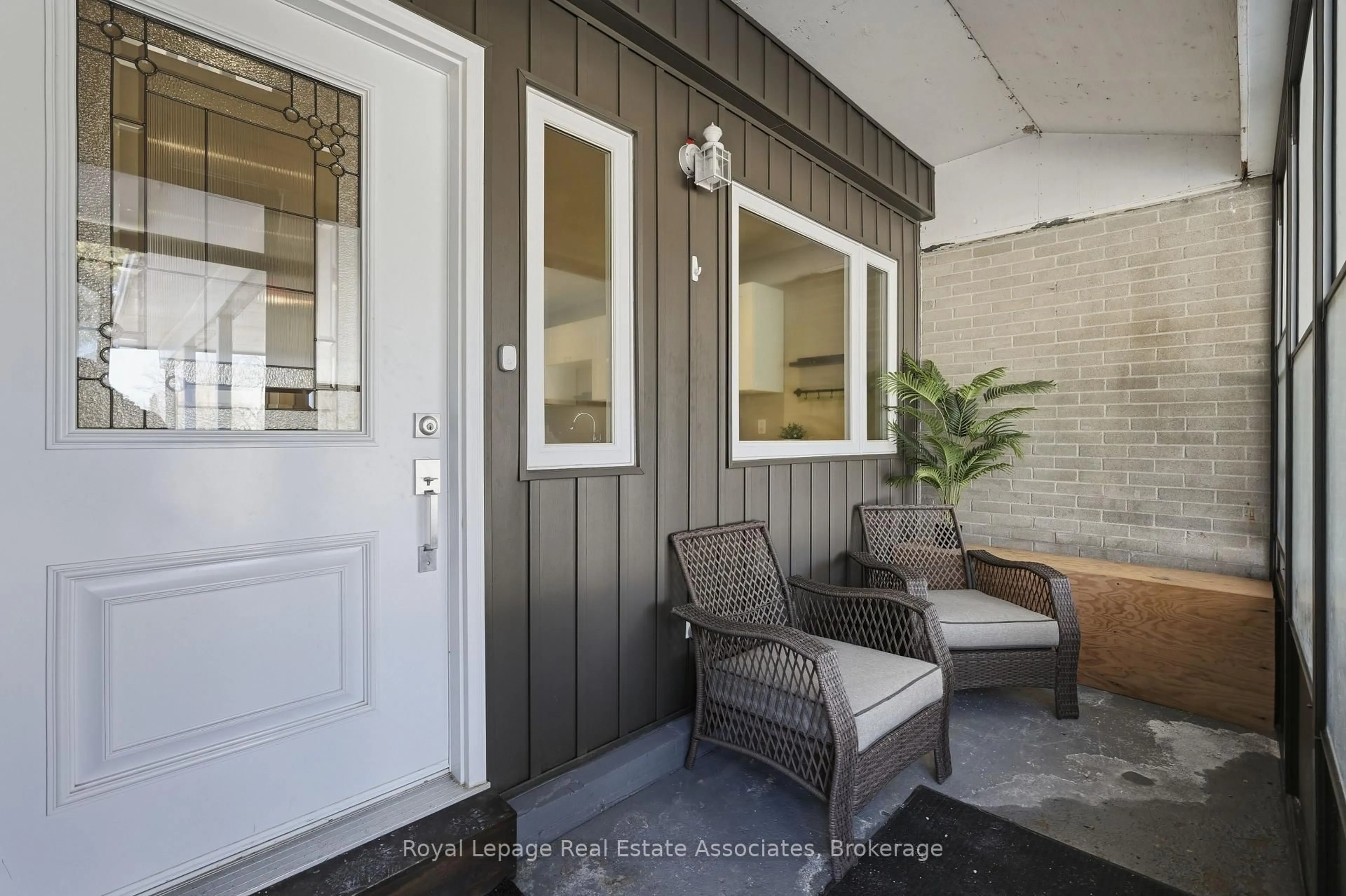 Indoor entryway for 34 Ontario St, Orangeville Ontario L9W 2V1