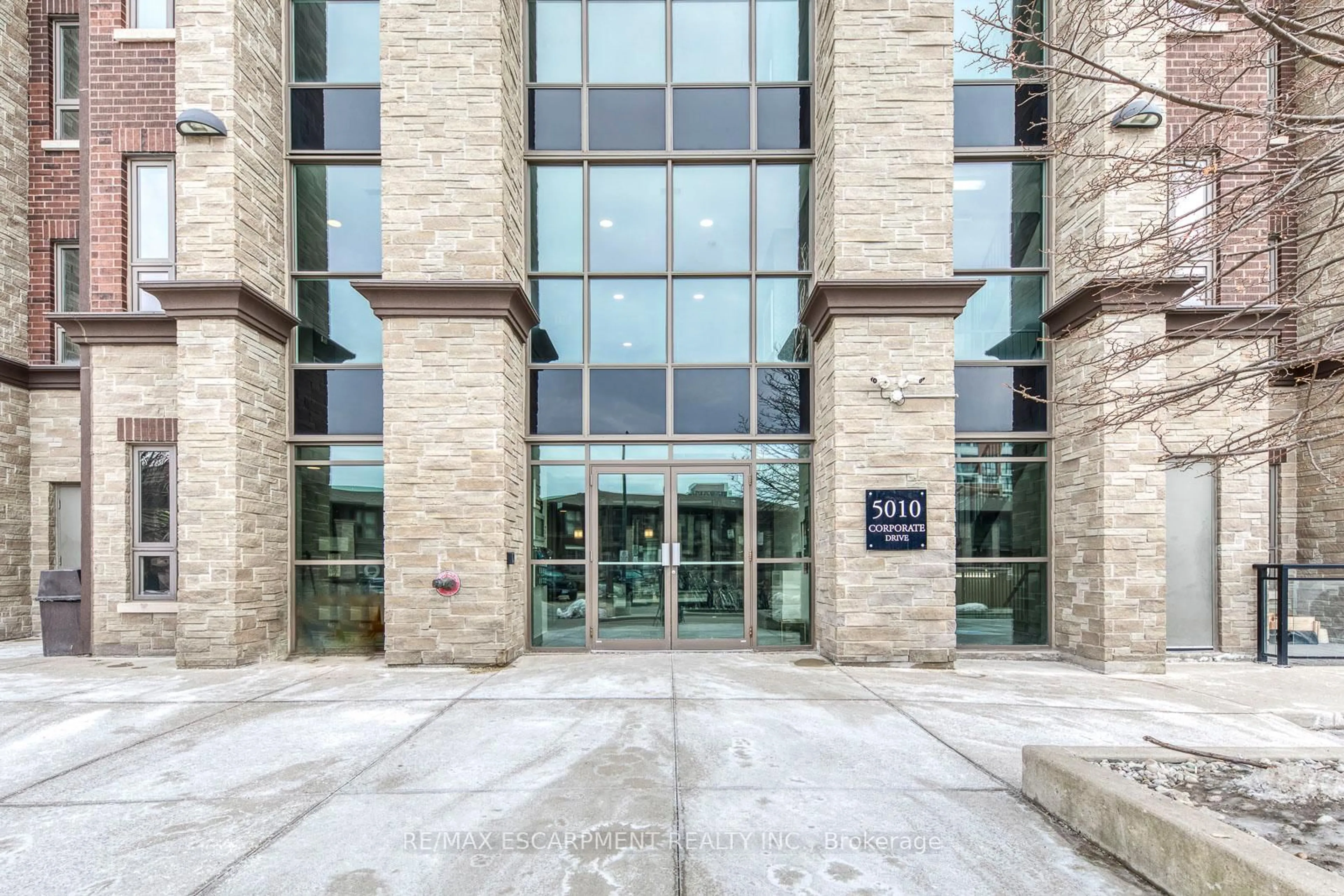 Indoor foyer for 5010 Corporate Dr #114, Burlington Ontario L7L 0H6