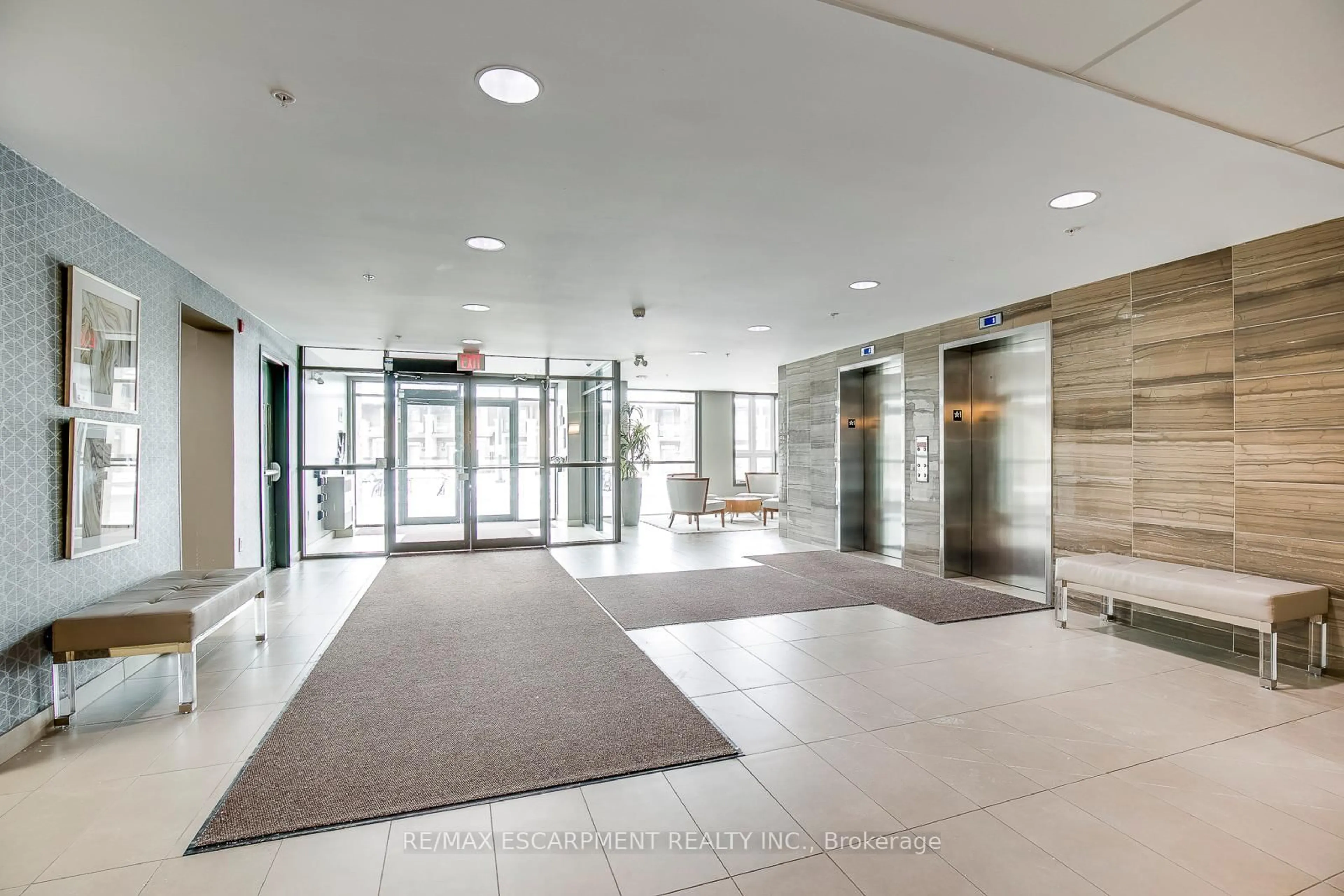 Indoor foyer for 5010 Corporate Dr #114, Burlington Ontario L7L 0H6