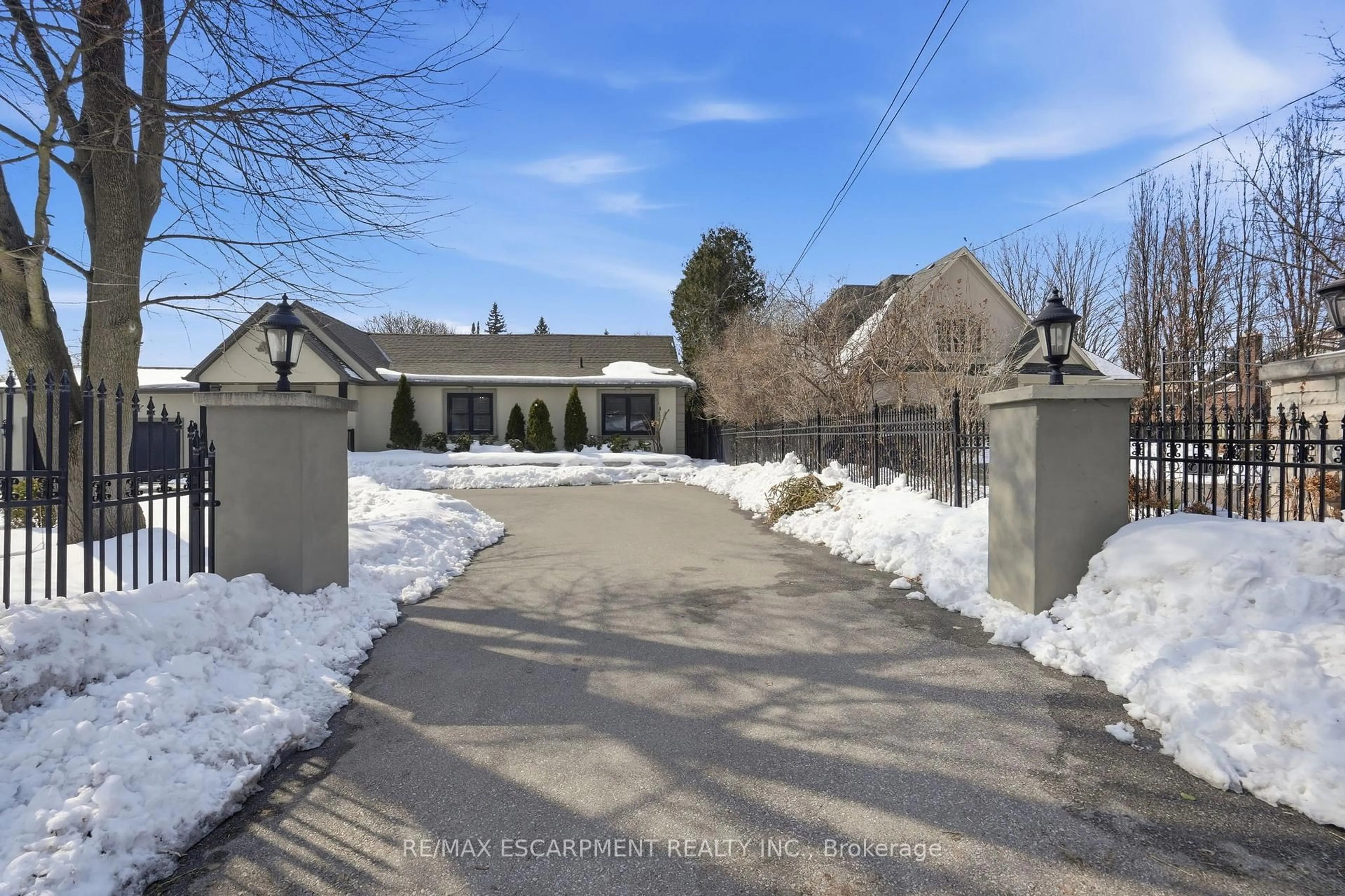 A pic from outside/outdoor area/front of a property/back of a property/a pic from drone, street for 1480 Clarkson Rd, Mississauga Ontario L5J 2W9