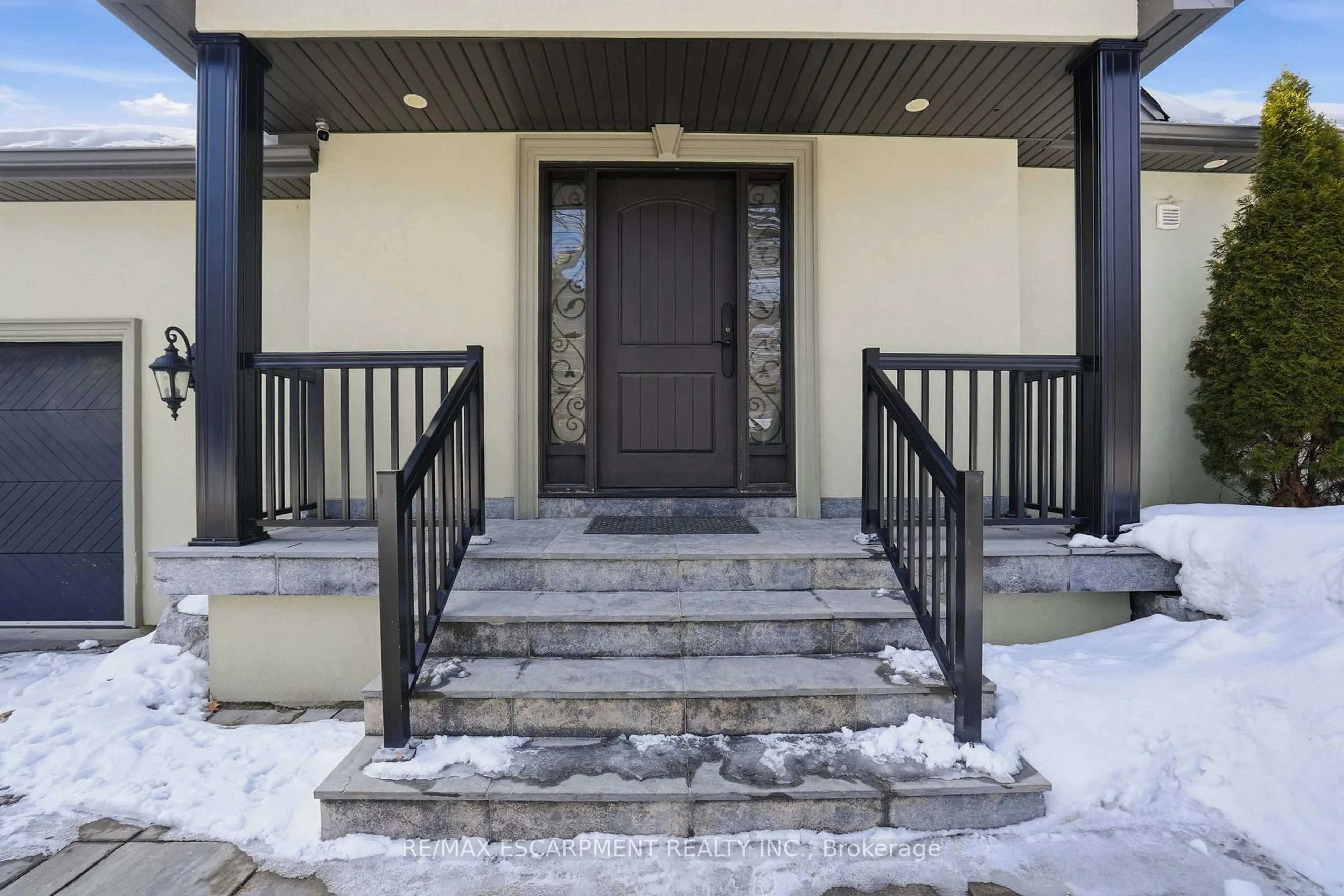 Indoor entryway for 1480 Clarkson Rd, Mississauga Ontario L5J 2W9