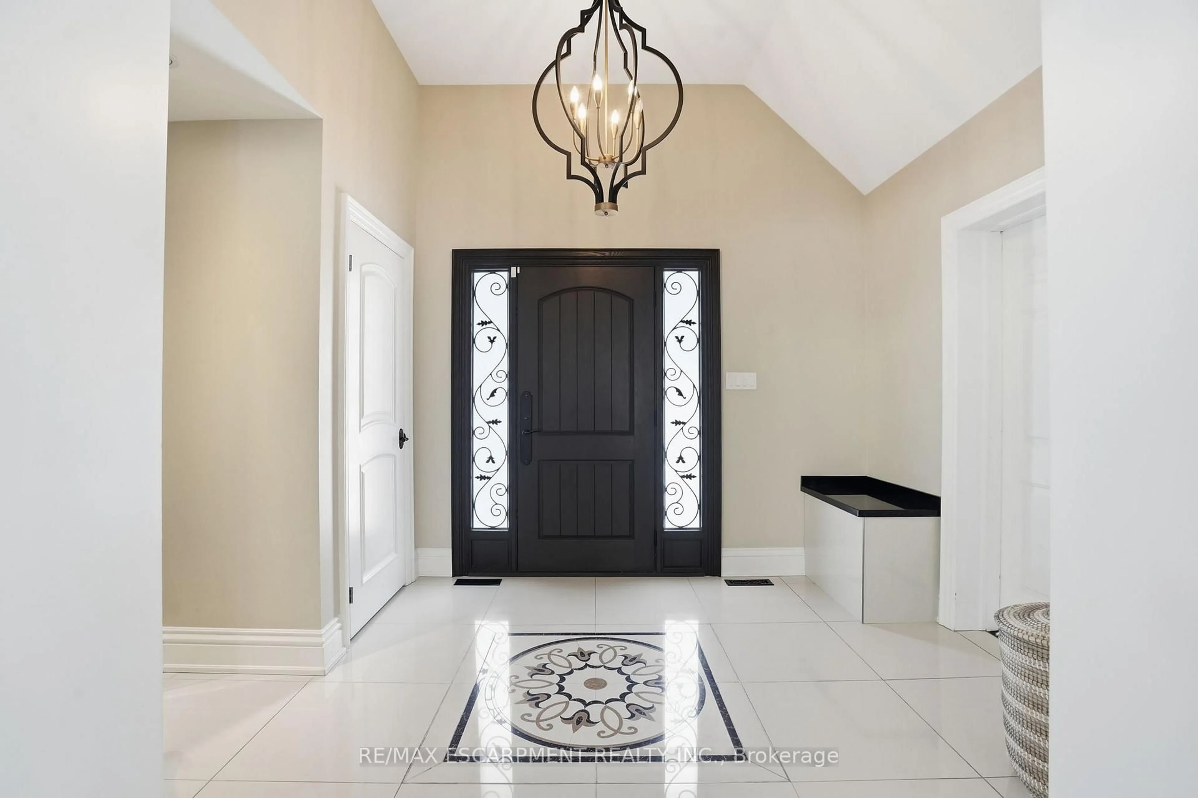 Indoor entryway for 1480 Clarkson Rd, Mississauga Ontario L5J 2W9
