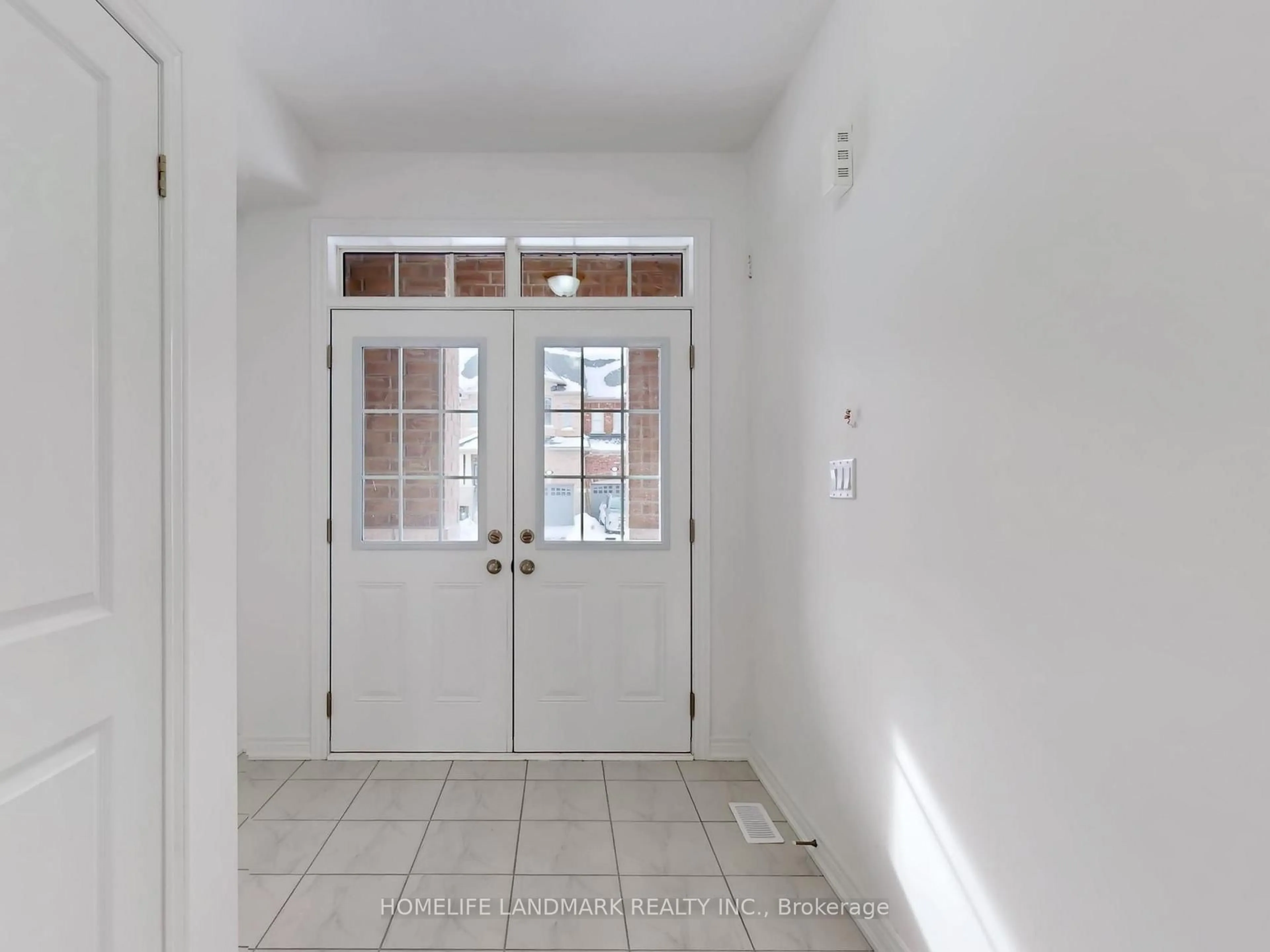 Indoor entryway for 8 Bushwood Tr, Brampton Ontario L7A 5J7