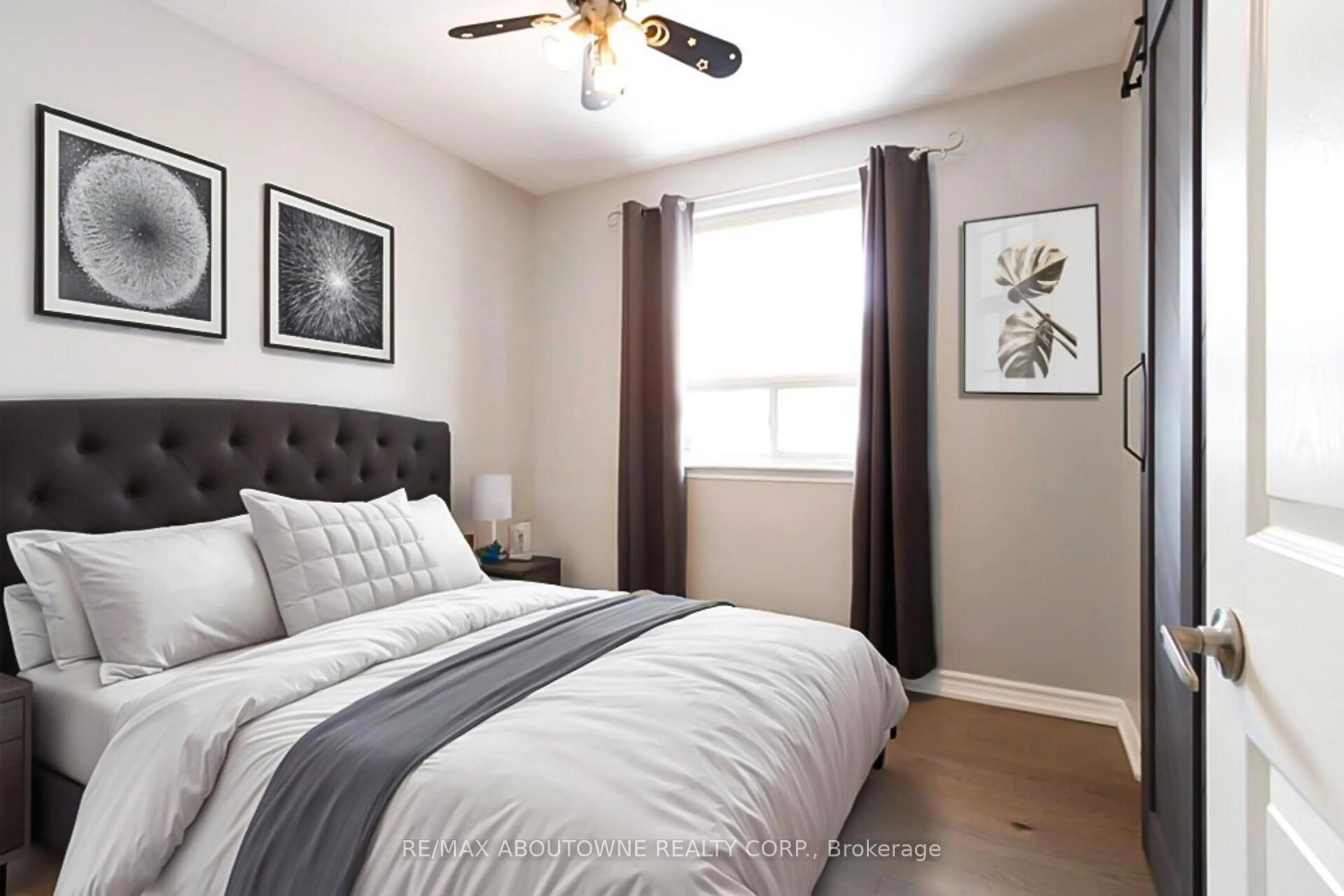 Bedroom with bed, unknown for 1601 Sandgate Cres, Mississauga Ontario L5J 2E3