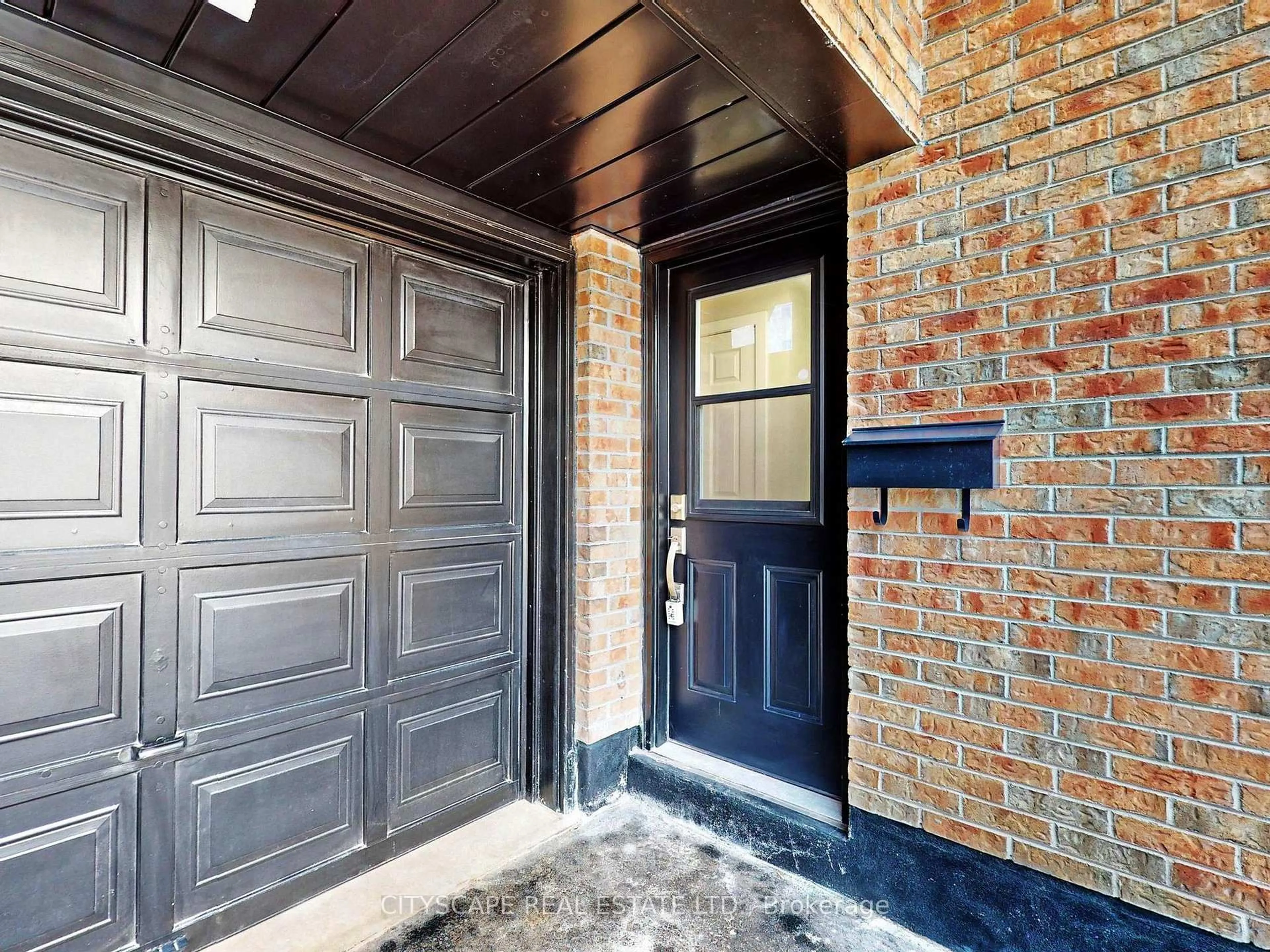 Home with brick exterior material, street for 1484 Credit Woodlands Crt, Mississauga Ontario L5C 3J5