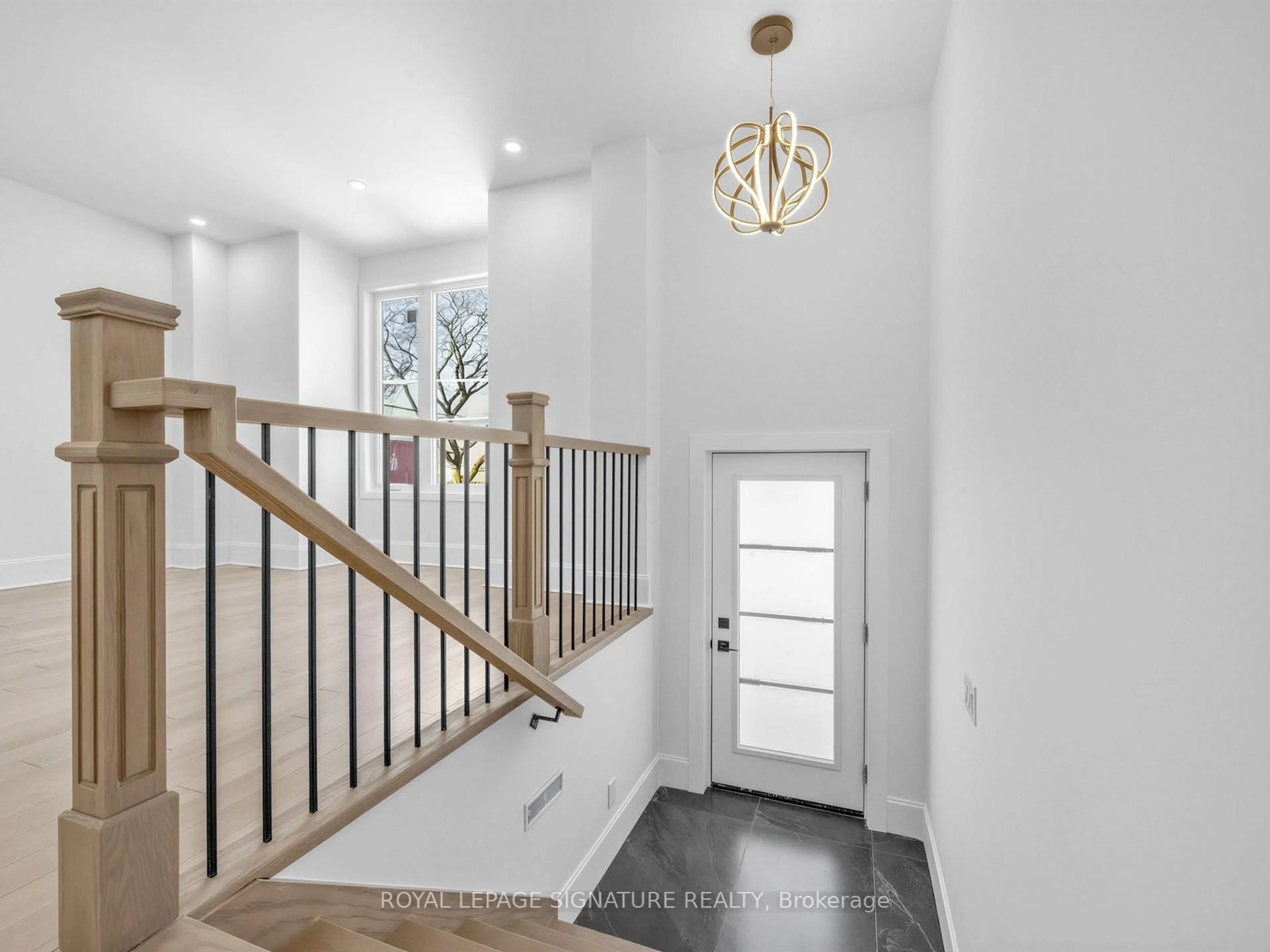 Indoor entryway for 21B Roseland Dr, Toronto Ontario M8W 1Y3