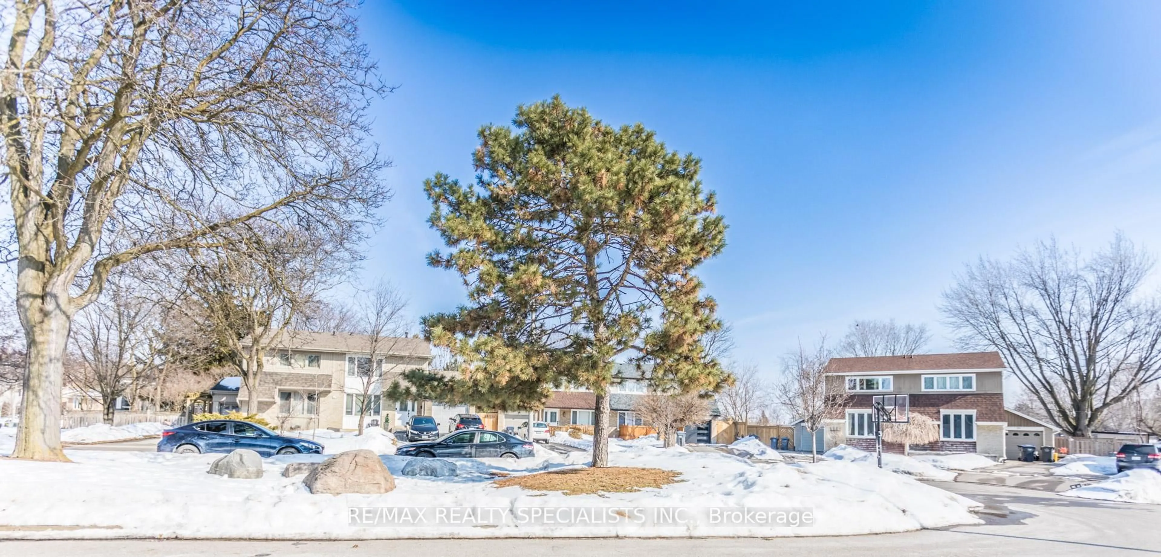 A pic from outside/outdoor area/front of a property/back of a property/a pic from drone, street for 66 Bow River Cres, Mississauga Ontario L5N 1J2