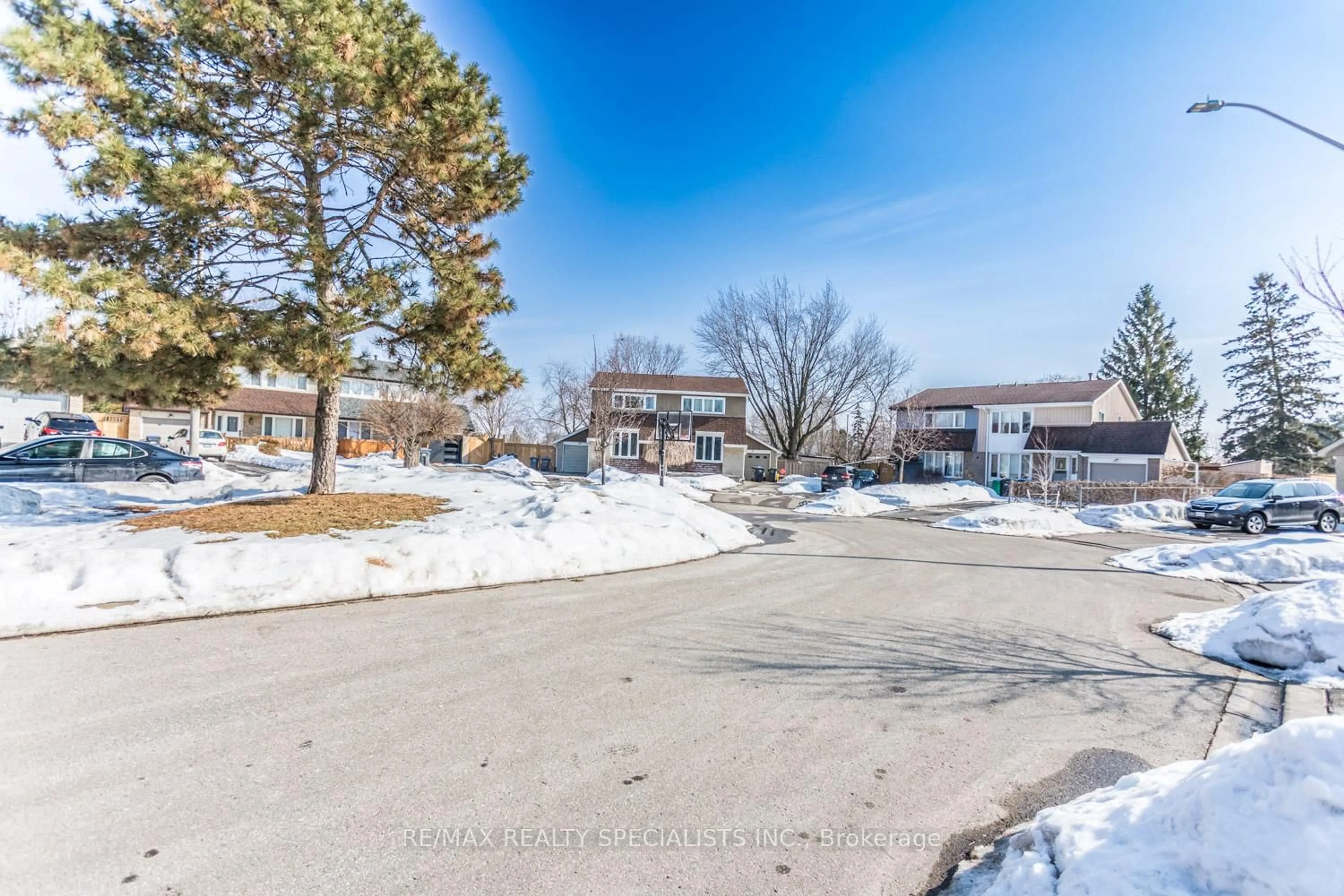 A pic from outside/outdoor area/front of a property/back of a property/a pic from drone, street for 66 Bow River Cres, Mississauga Ontario L5N 1J2