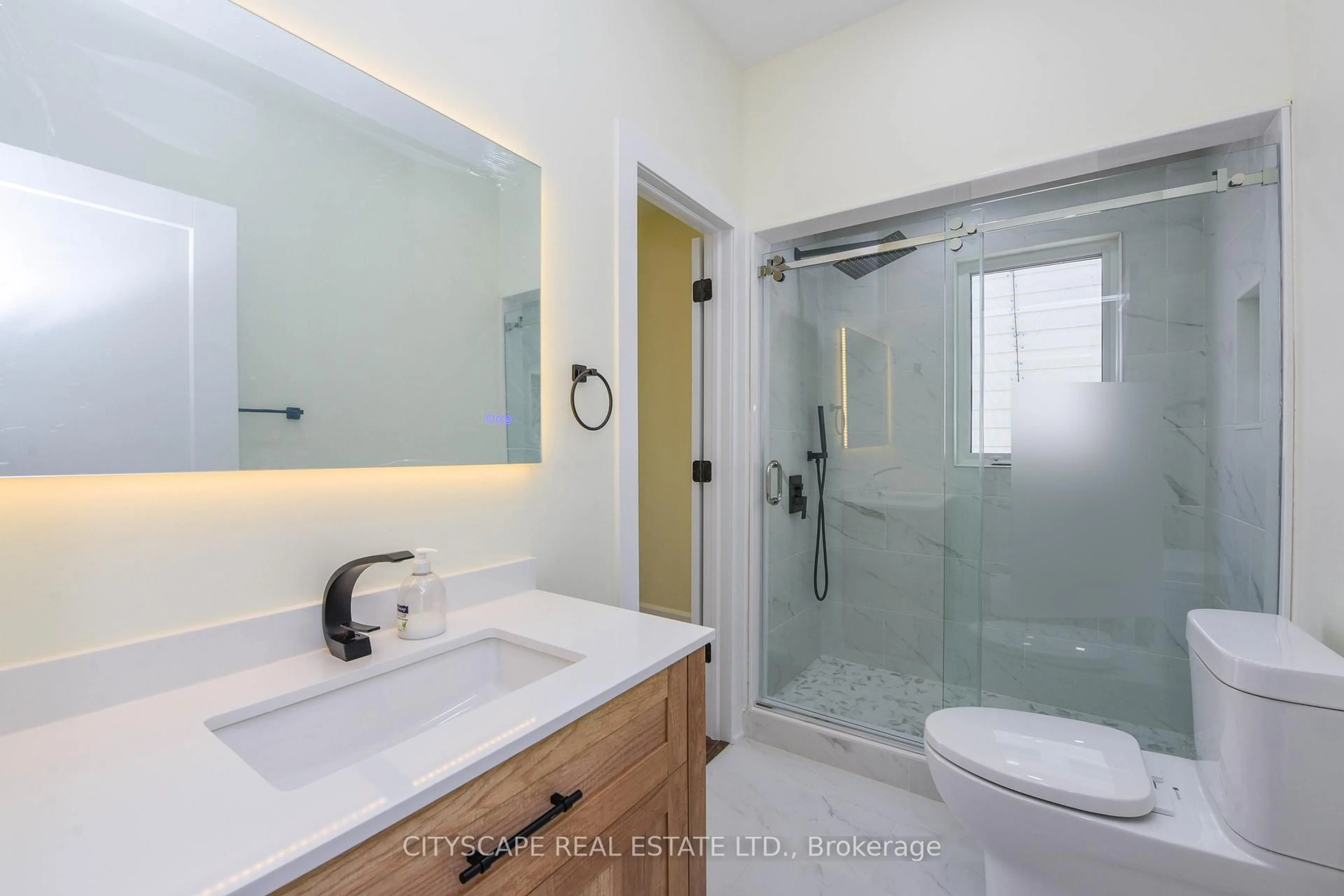 Standard bathroom, ceramic/tile floor for 3134 Merrit Ave, Mississauga Ontario L4T 1P3