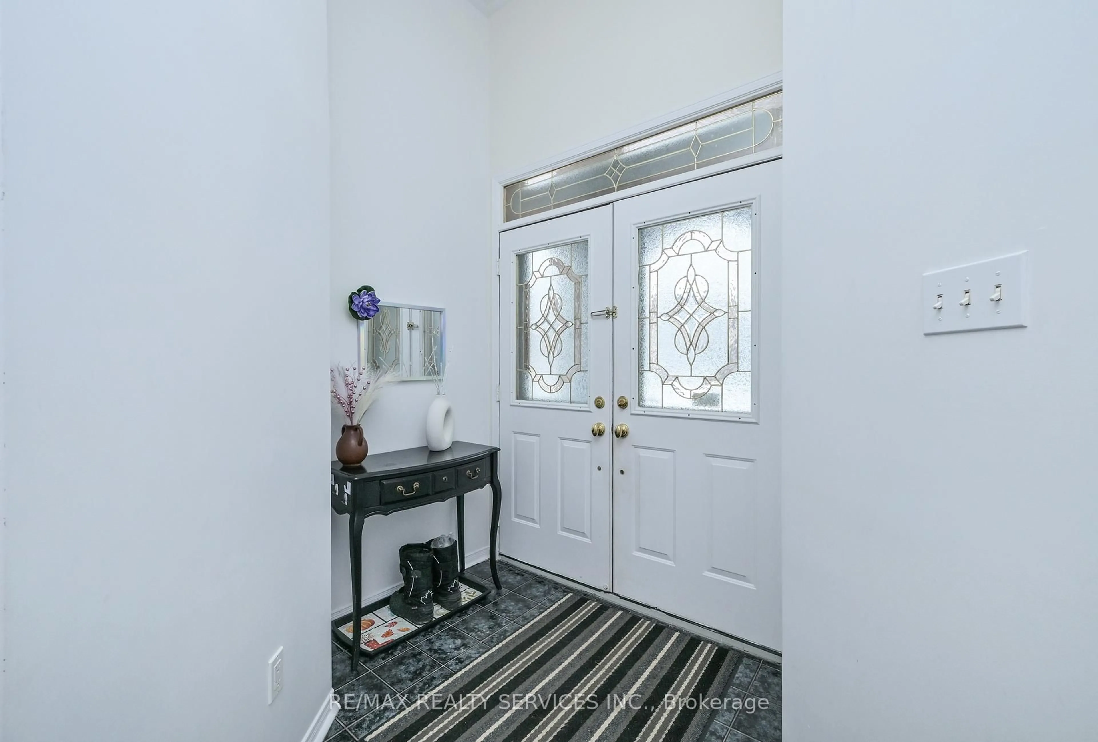 Indoor entryway for 83 Summerfield Cres, Brampton Ontario L6X 4L2