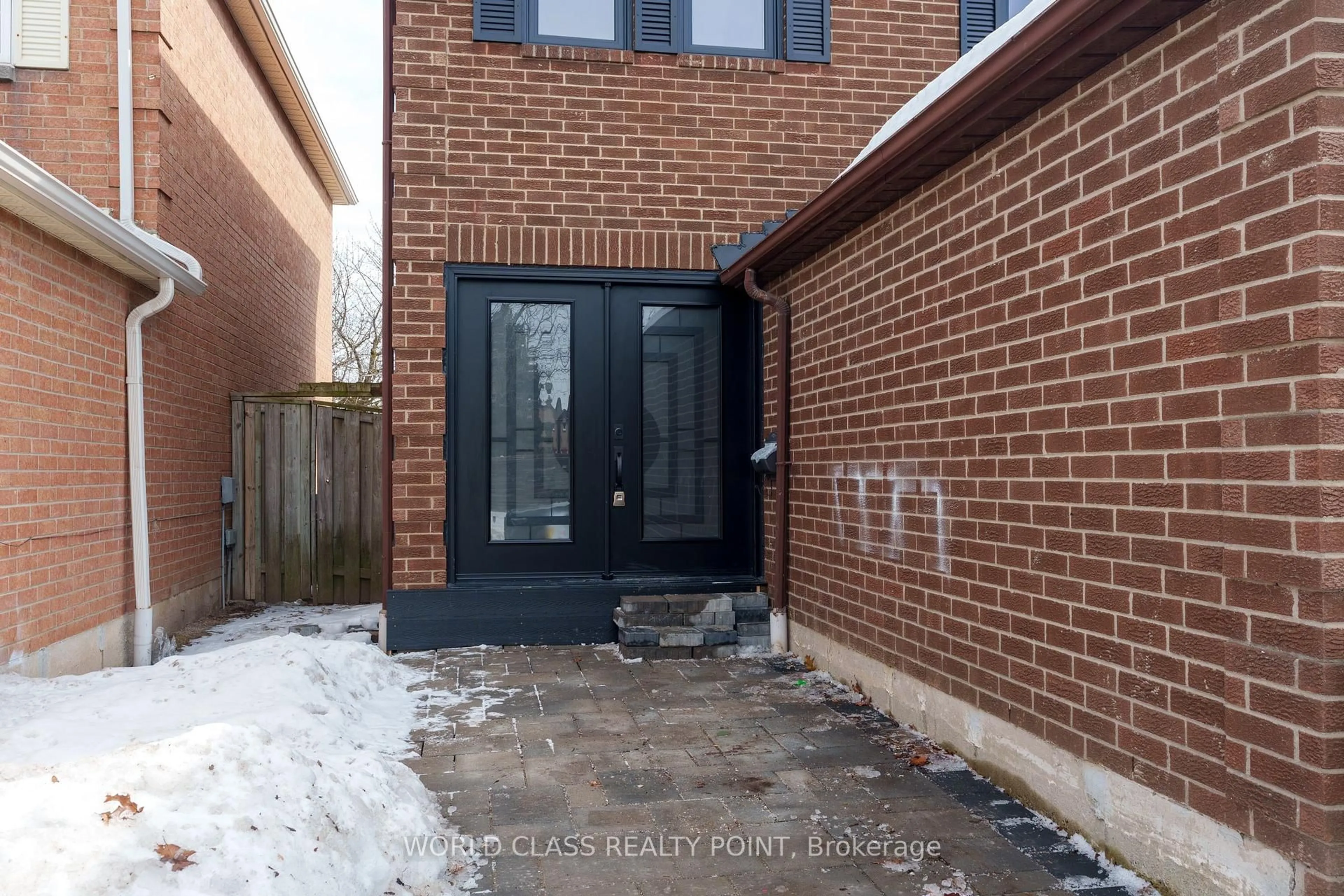 Home with brick exterior material, street for 4272 Sawmill Valley Dr, Mississauga Ontario L5L 3M9