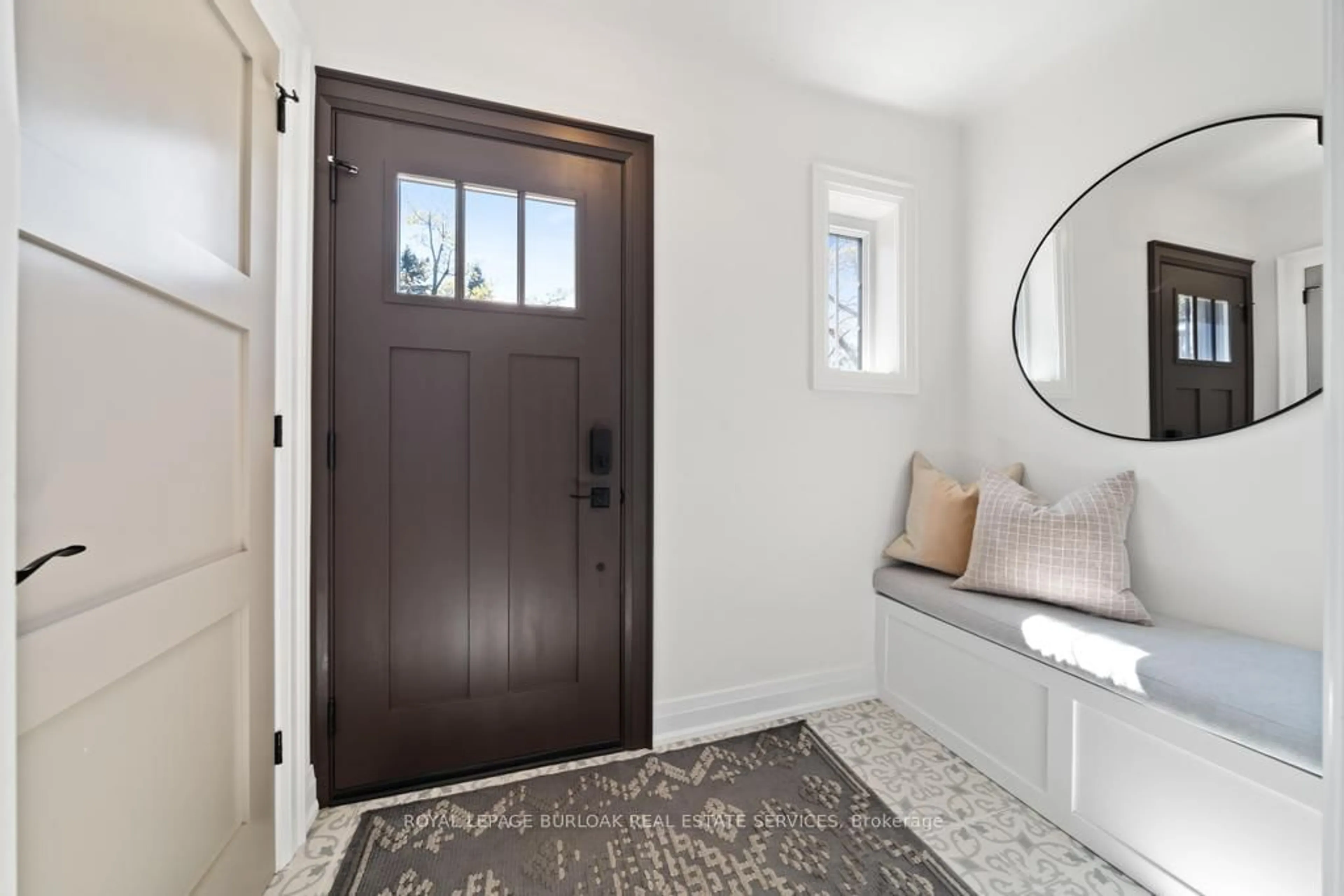 Indoor entryway for 321 Guelph Line, Burlington Ontario L7R 3L2