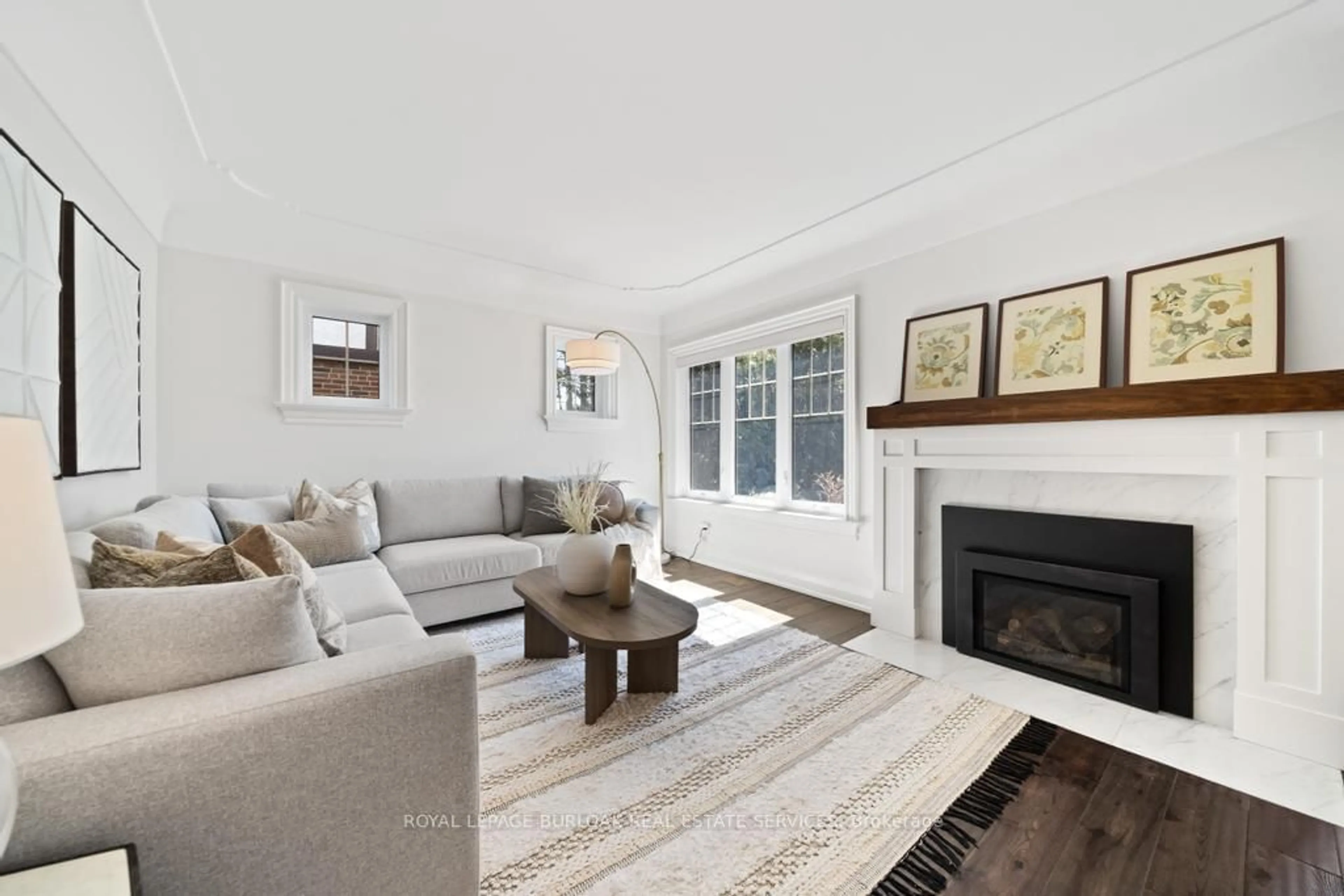 Living room with furniture, unknown for 321 Guelph Line, Burlington Ontario L7R 3L2