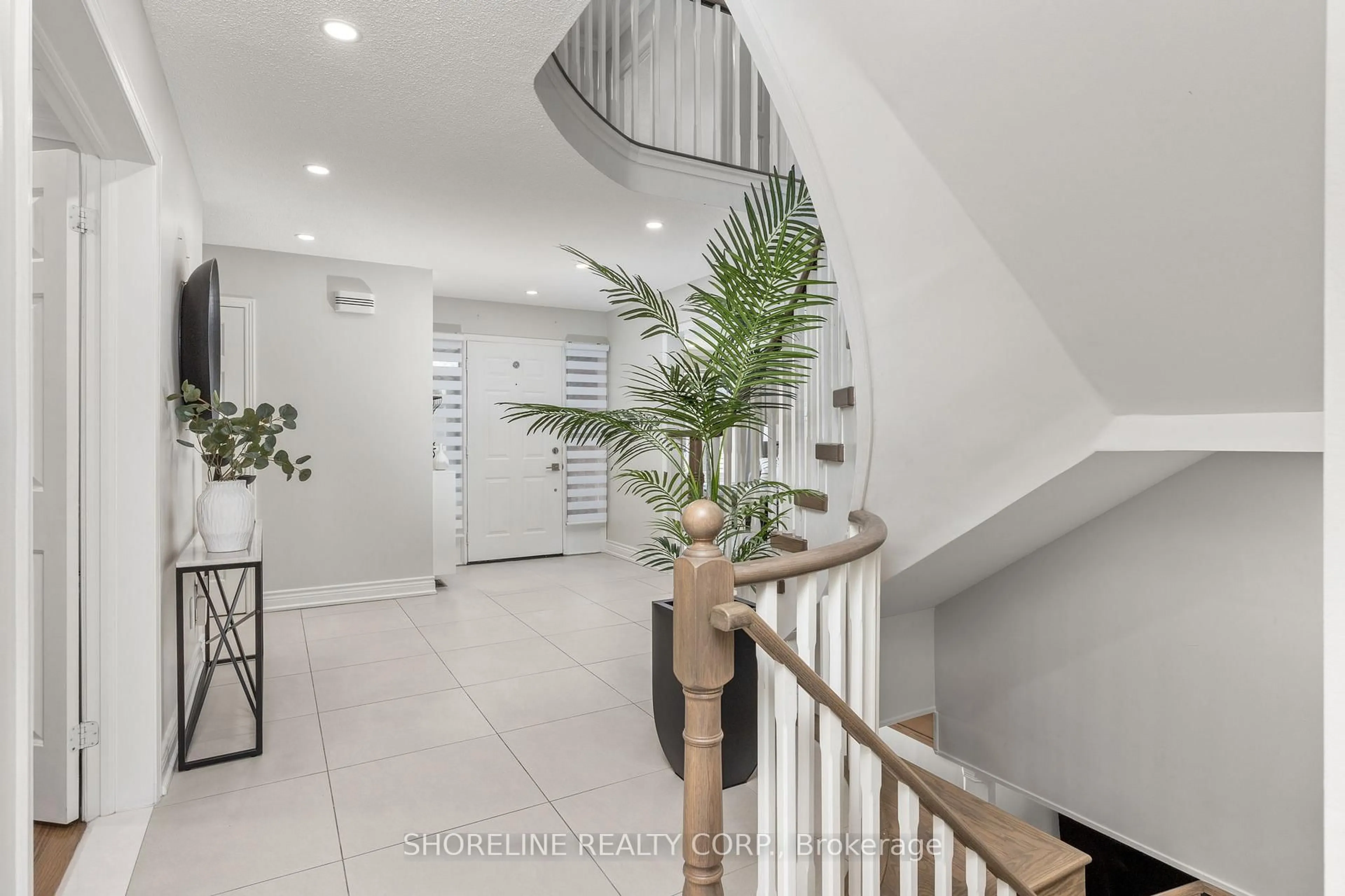 Indoor entryway for 1689 Copseholm Tr, Mississauga Ontario L4W 2C1