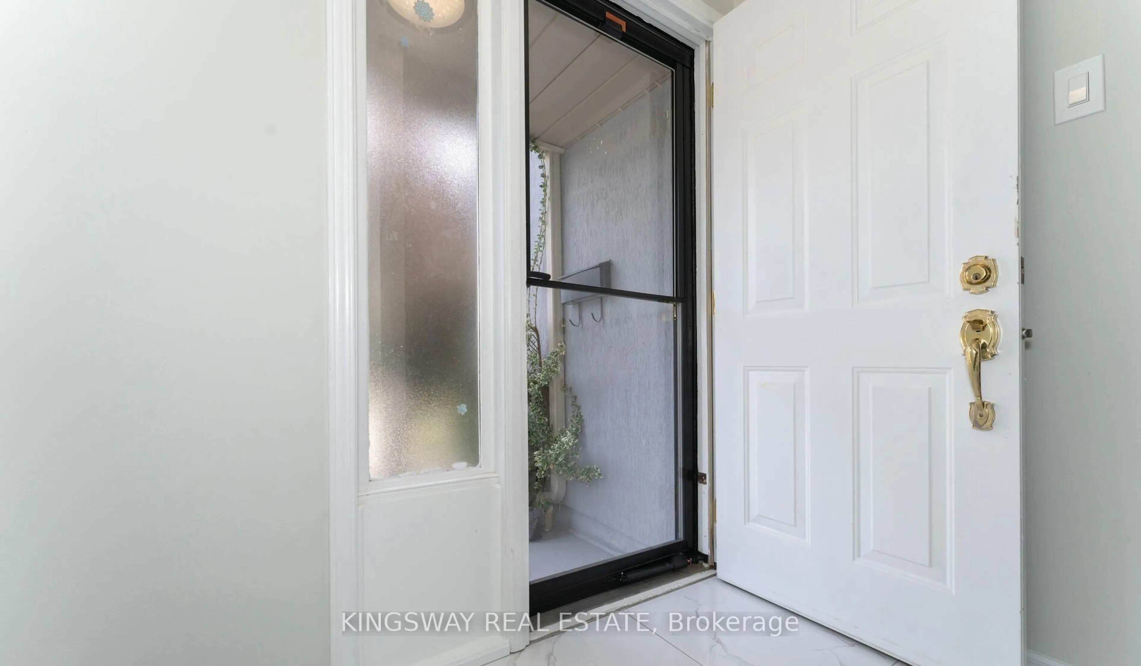 Indoor entryway for 138 ASHTON Cres, Brampton Ontario L6S 3J9