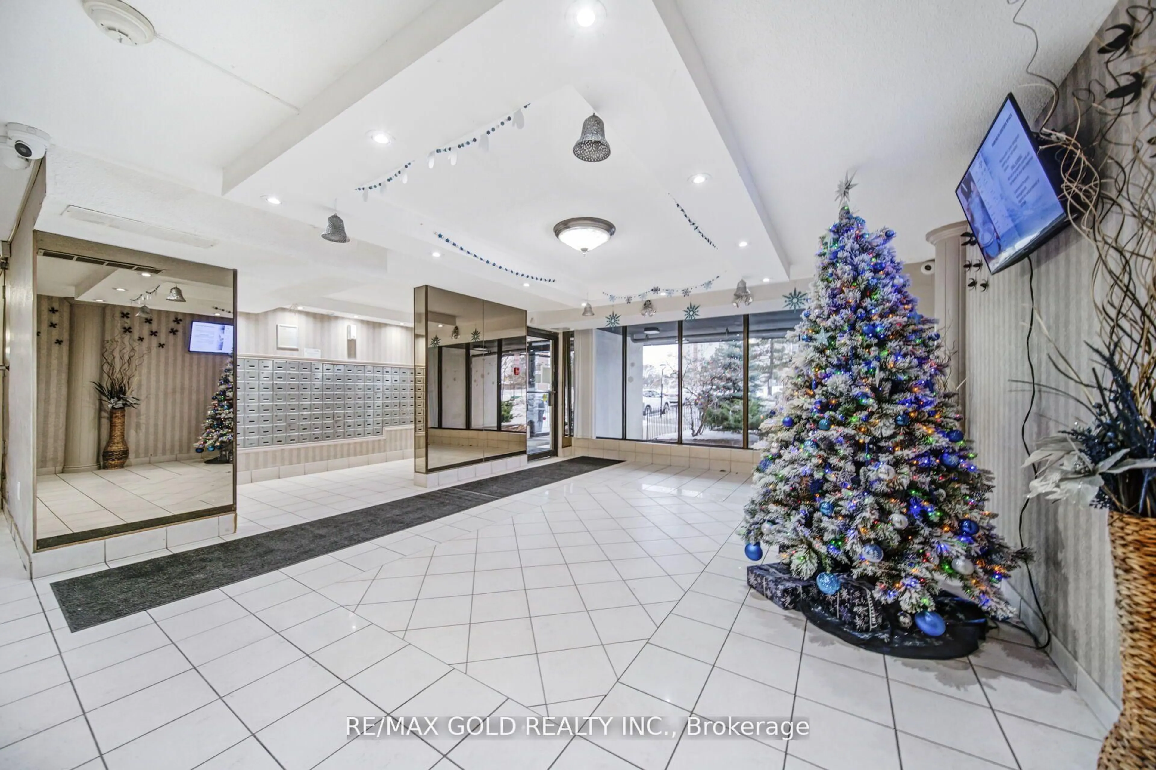 Indoor foyer for 21 Knightsbridge Rd #1905, Brampton Ontario L6T 3Y1