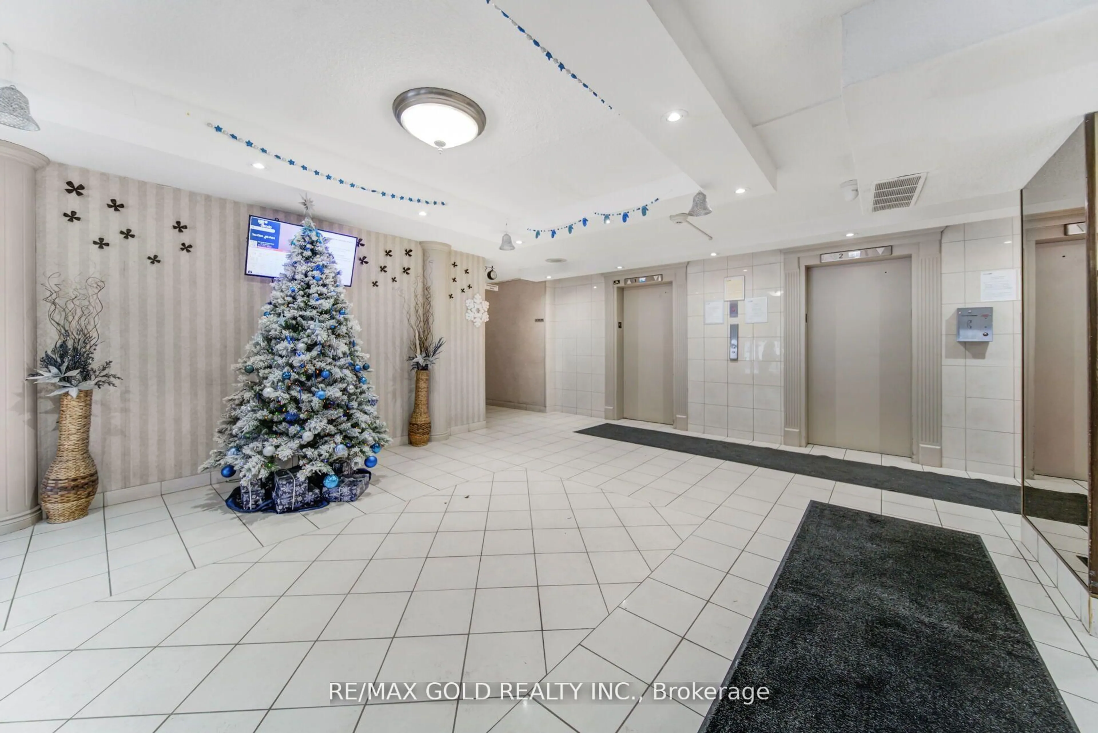 Indoor foyer for 21 Knightsbridge Rd #1905, Brampton Ontario L6T 3Y1