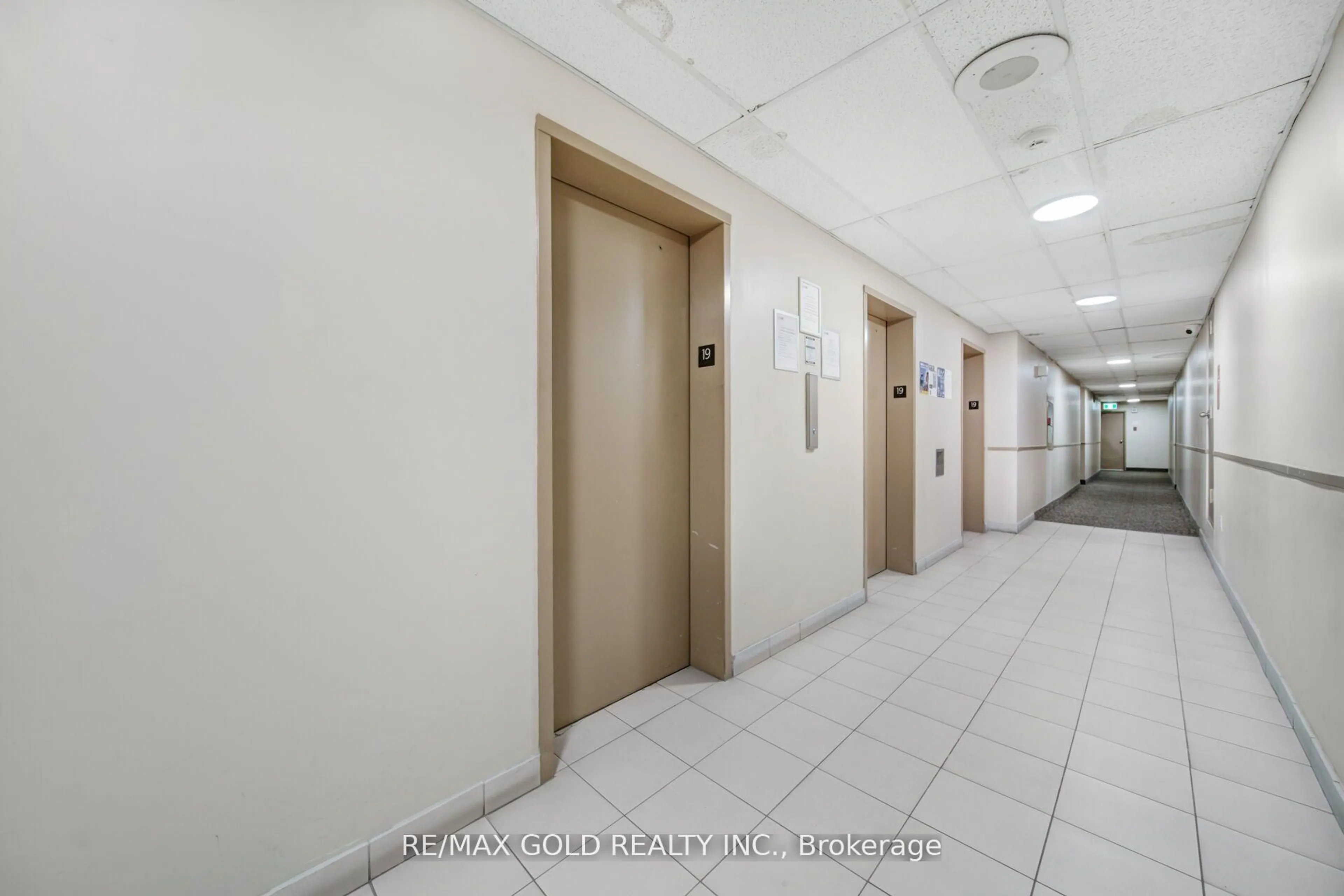 Indoor foyer for 21 Knightsbridge Rd #1905, Brampton Ontario L6T 3Y1