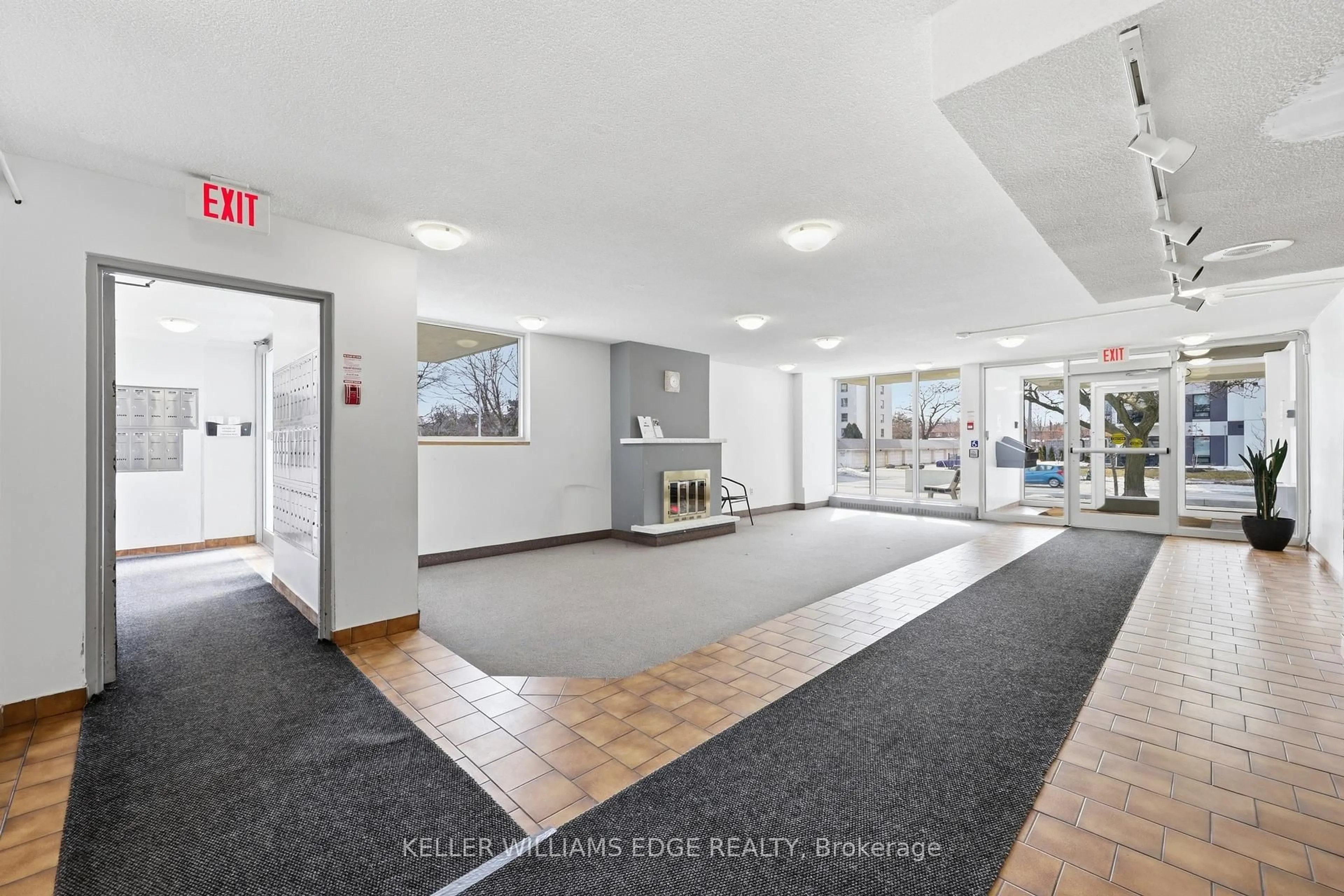 Indoor foyer for 2345 Confederation Pkwy #703, Mississauga Ontario L5B 2H3