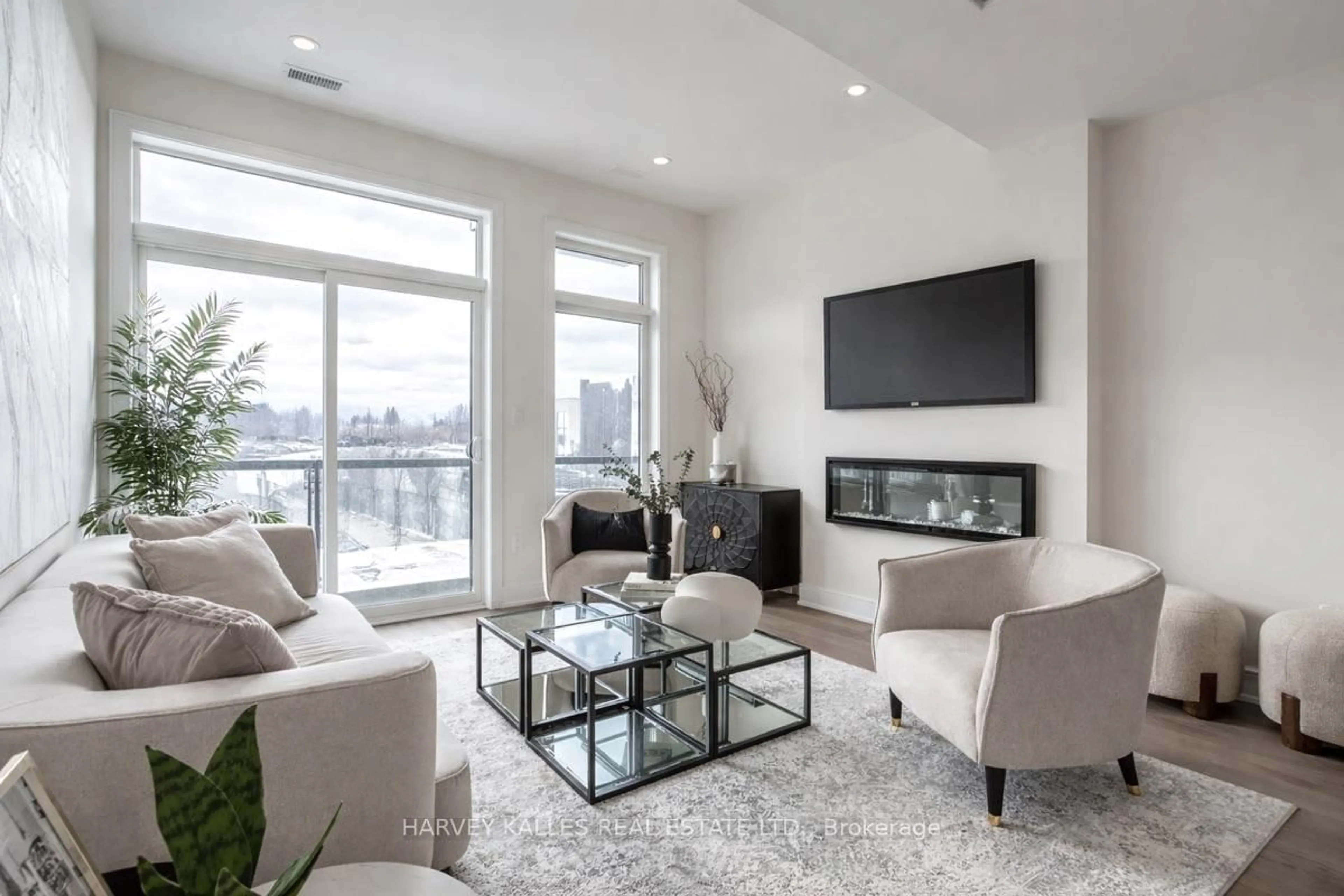 Living room with furniture, unknown for 17 Innes Ave, Toronto Ontario M6E 0B2