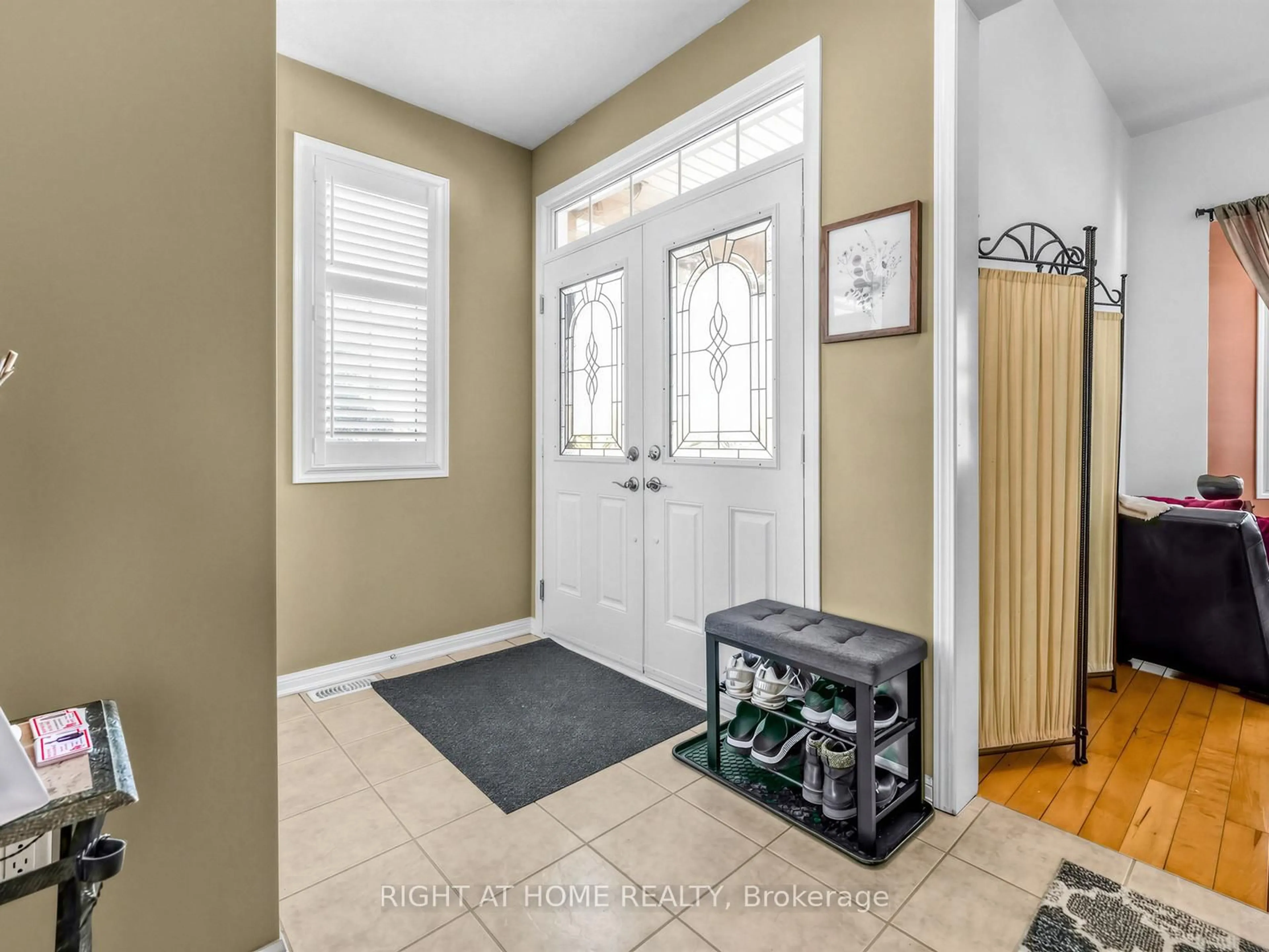 Indoor entryway for 401 TONELLI Lane, Milton Ontario L9T 0N4