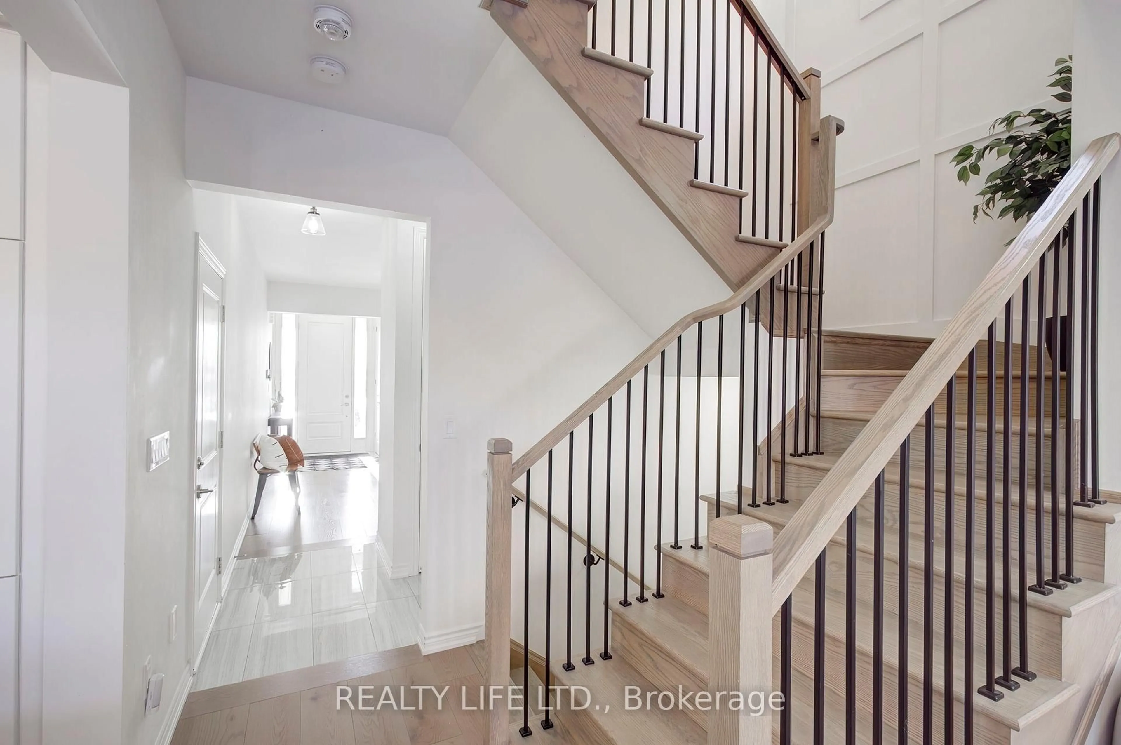 Indoor entryway for 484 Thornborrow Crt, Milton Ontario L9E 1T4