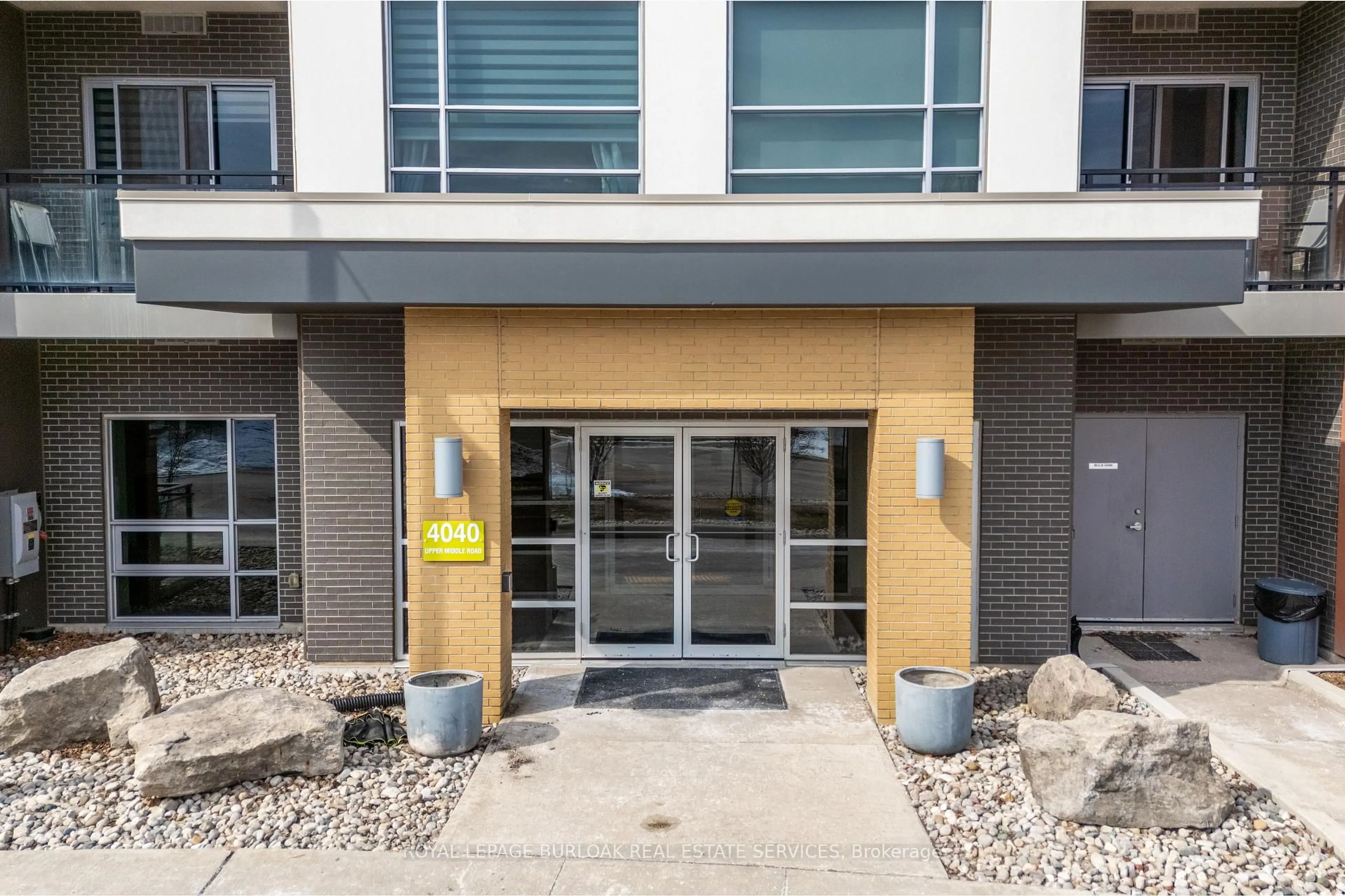 Indoor foyer for 4040 Upper Middle Rd #114, Burlington Ontario L7M 0H2